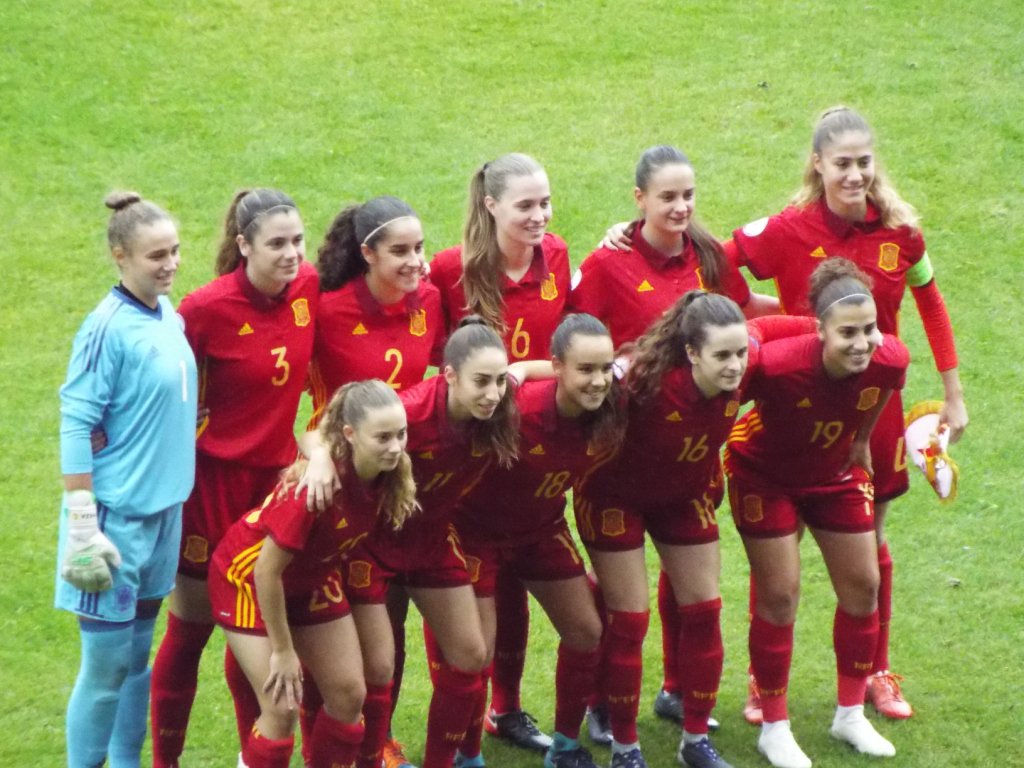 Olga Carmona posa en el once titular de la selección española sub-19 ante Francia