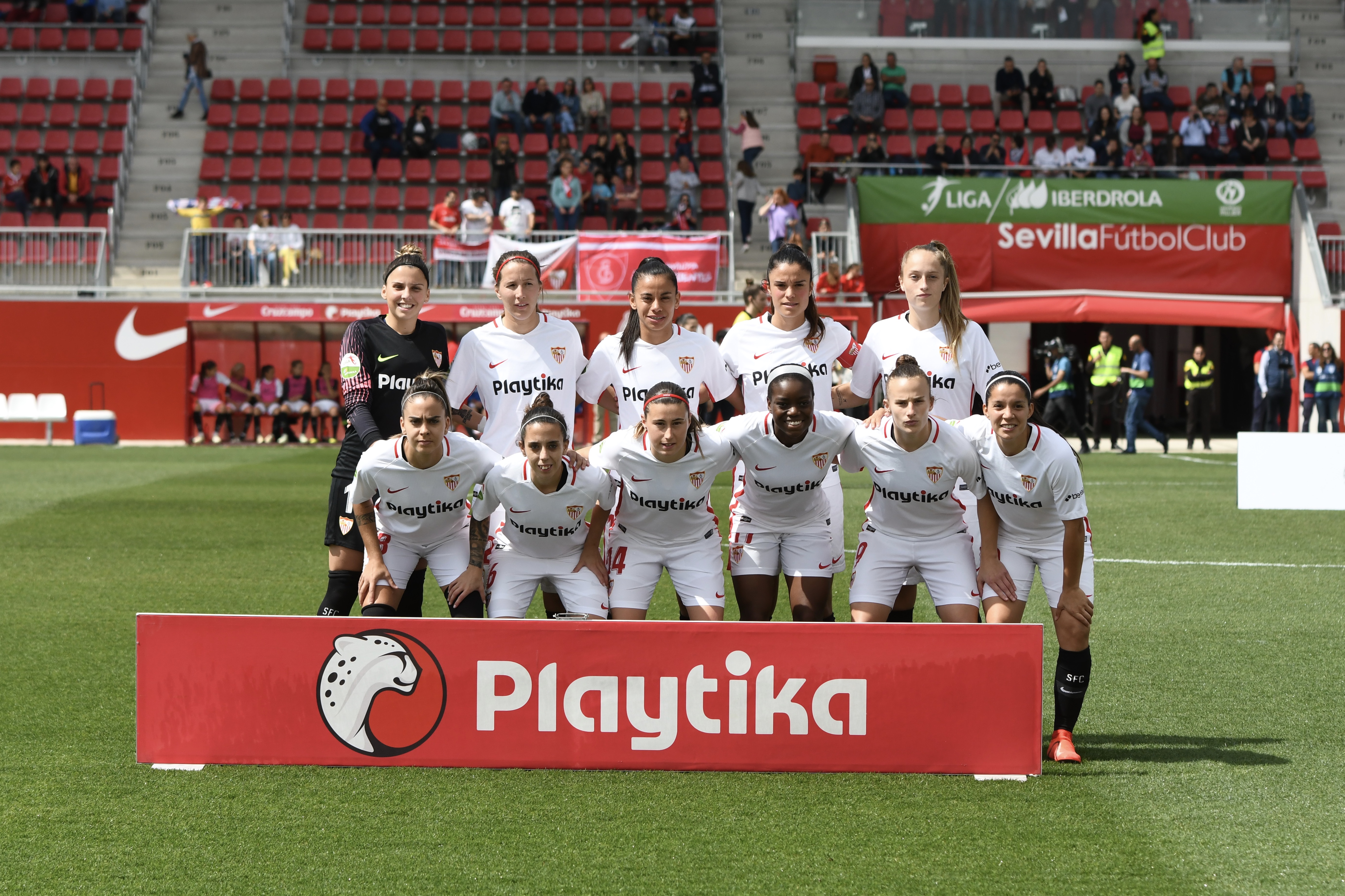 El once inicial del primer equipo femenino del Sevilla FC posa sobre el césped del Estadio Jesús Navas antes del comienzo del encuentro ante la UDG Tenerife
