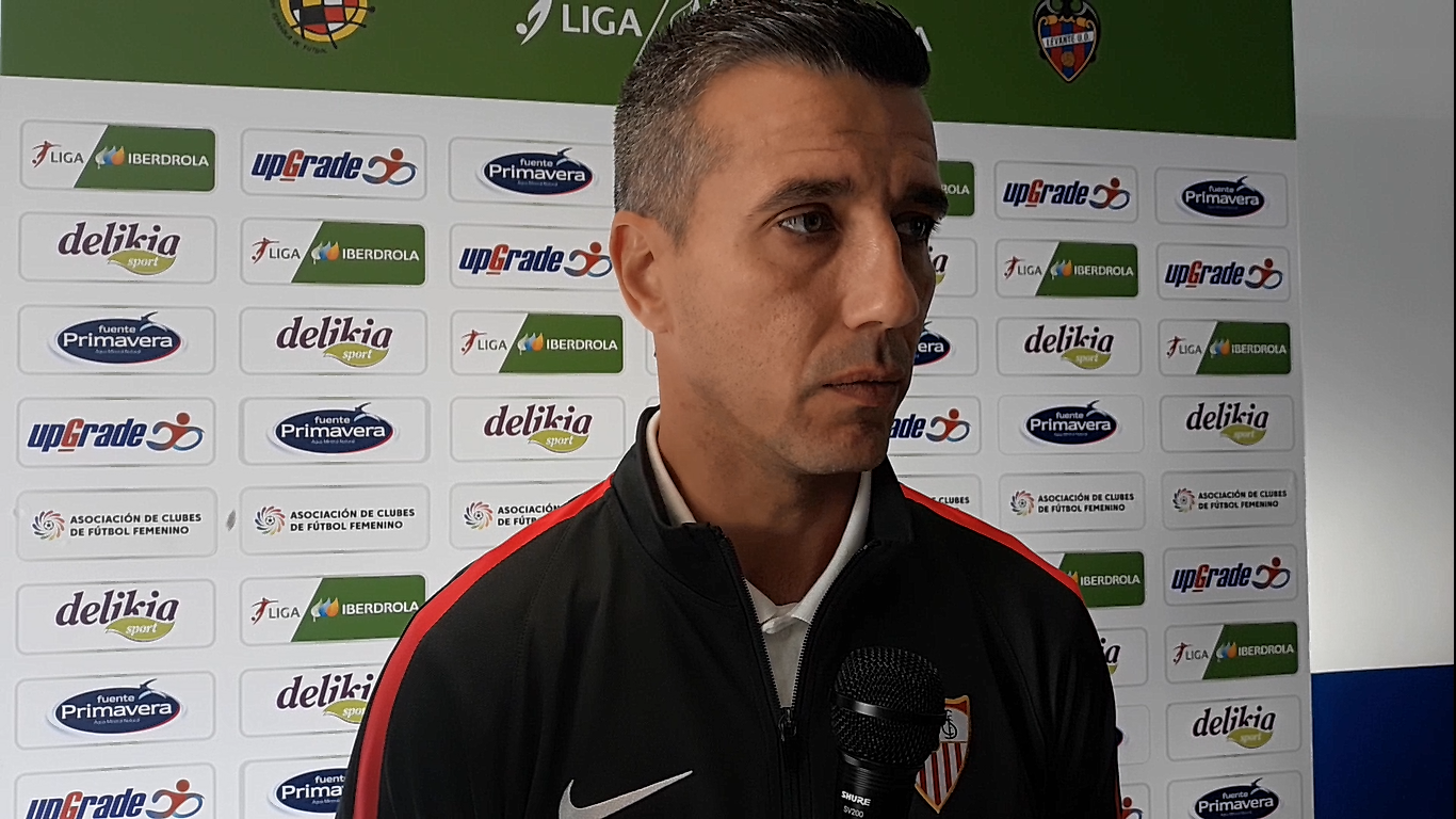 Paco García, entrenador del primer equipo femenino del Sevilla FC, comparece en la sala de prensa de la Ciudad Deportiva Levante UD