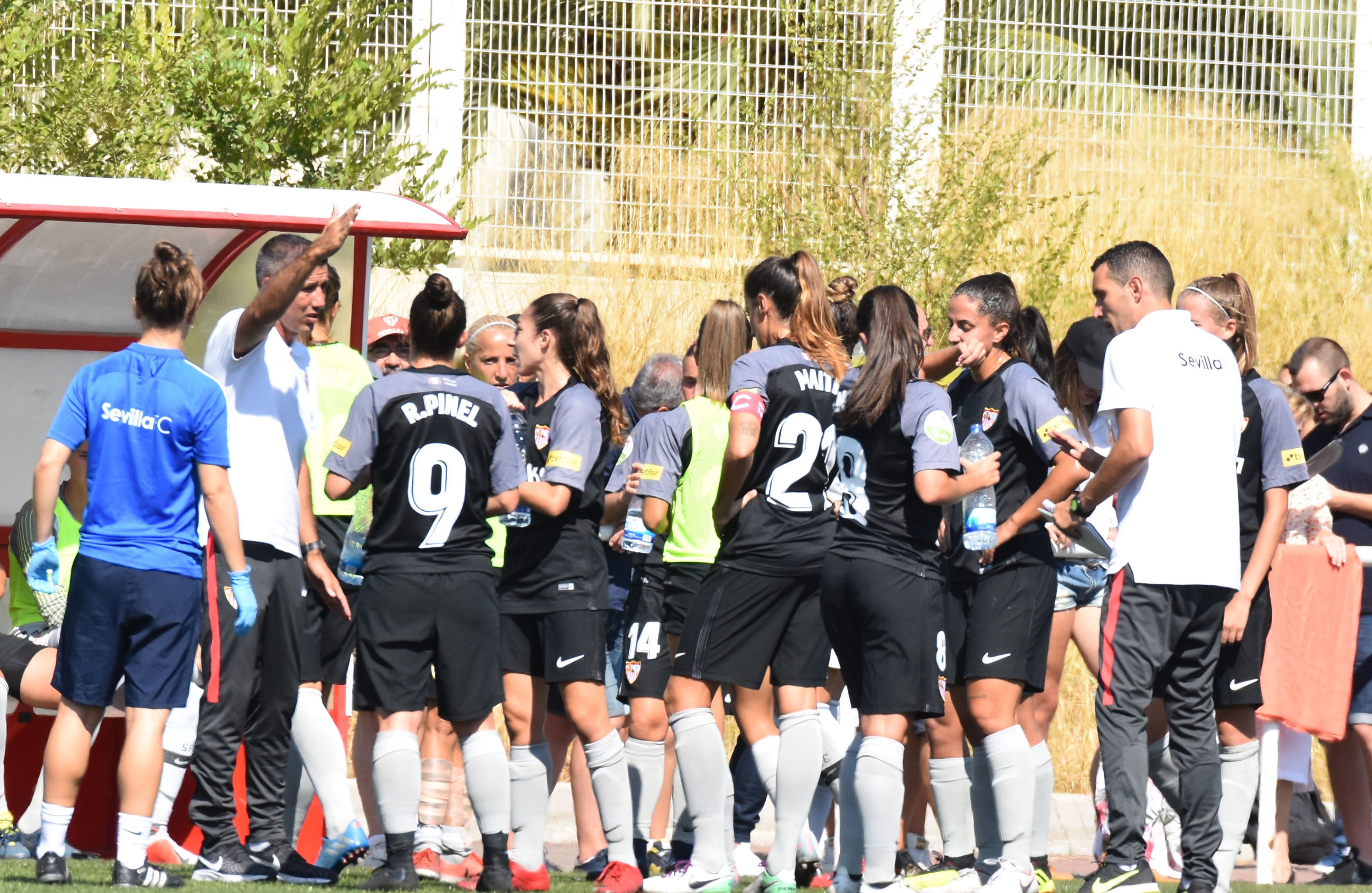 Paco García da instrucciones a sus jugadoras en uno de los parones para la hidratación durante el encuentro del primer equipo femenino del Sevilla FC y el Rayo Vallecano