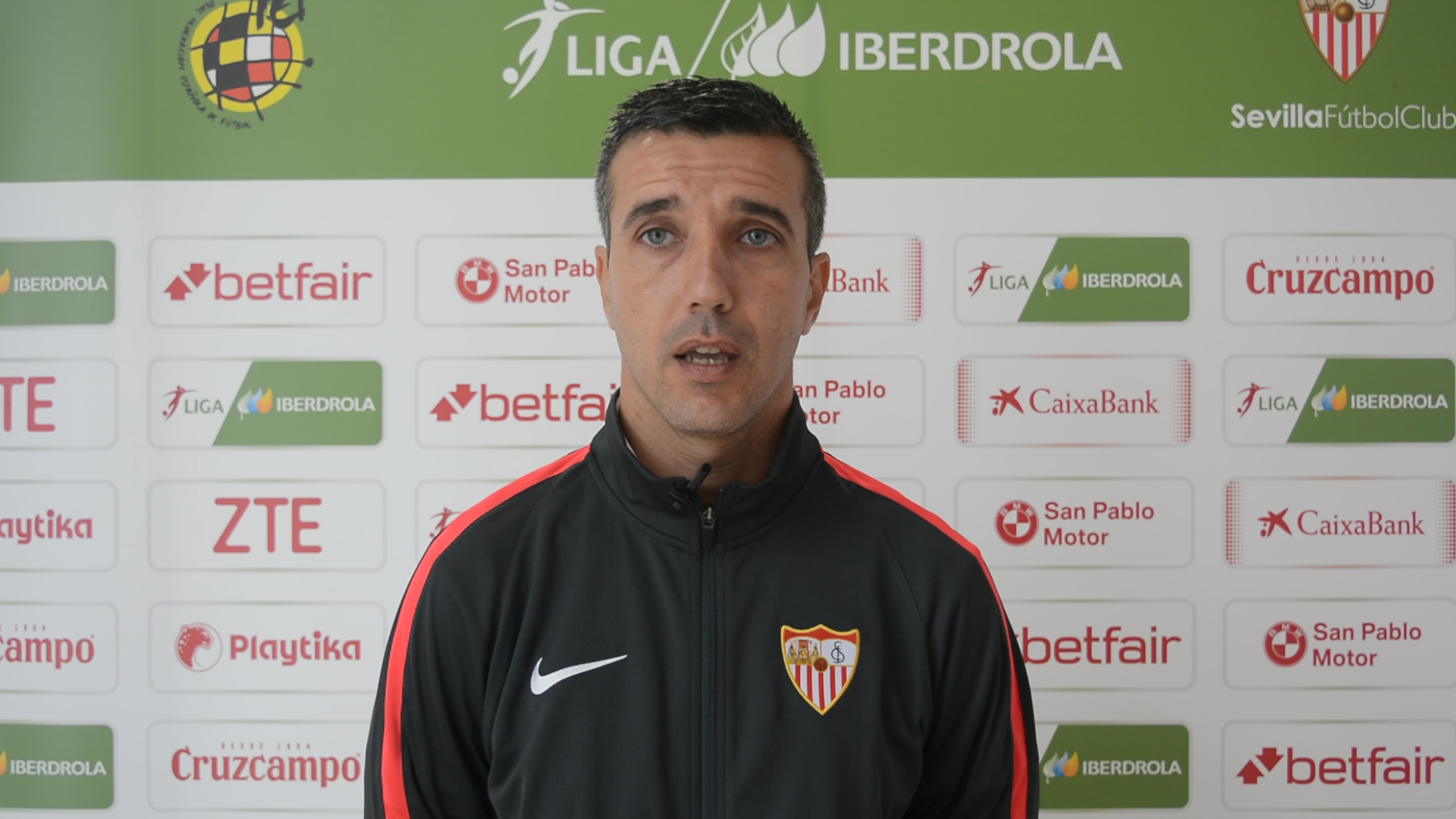 Paco García, entrenador del primer equipo femenino del Sevilla FC, durante su comparecencia ante los medios oficiales tras el partido ante el RCD Espanyol de la jornada 9 de la Liga Iberdrola