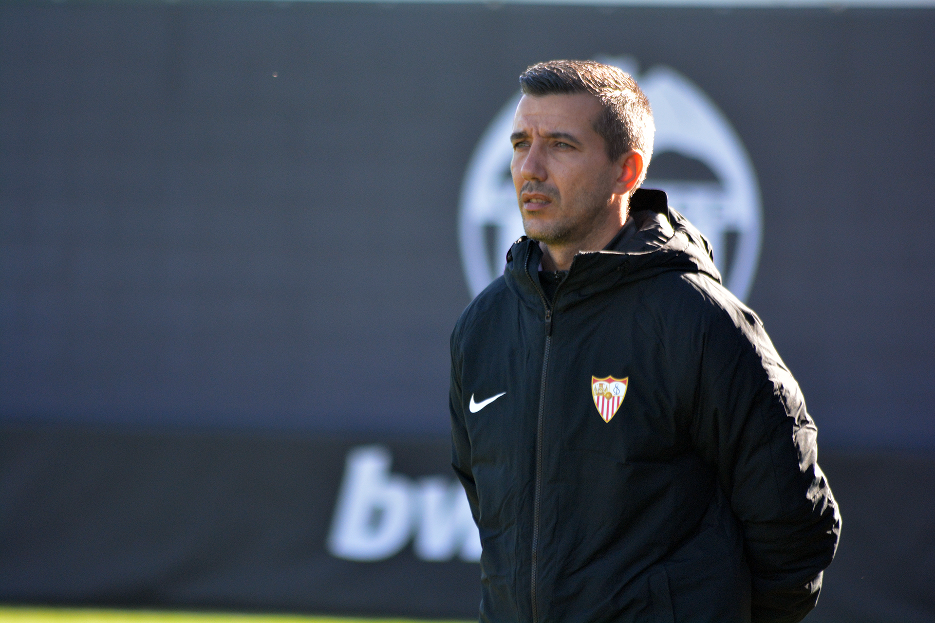 Paco García, entrenador del primer equipo femenino del Sevilla FC, observa las evoluciones de las suyas en el Antonio Puchades