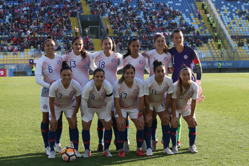 Pancha Lara (de pie, la tercera por la derecha) y Karen Araya (abajo, la segunda por la izquierda), jugadoras del primer equipo femenino del Sevilla FC, fueron titulares con Chile en su partido ante Sudáfrica