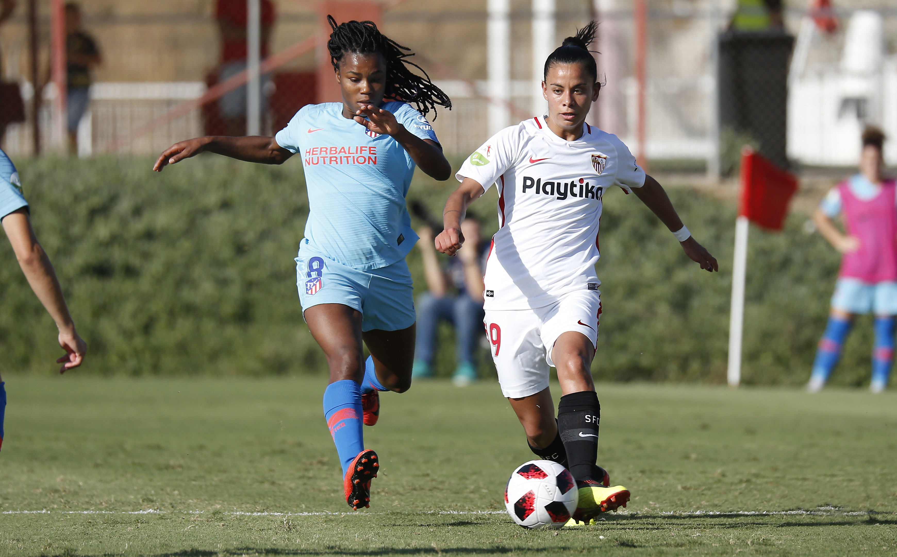 Pancha Lara conduce el balón durante el partido del pasado sábado entre el primer equipo femenino del Sevilla FC y el Atlético de Madrid Femenino