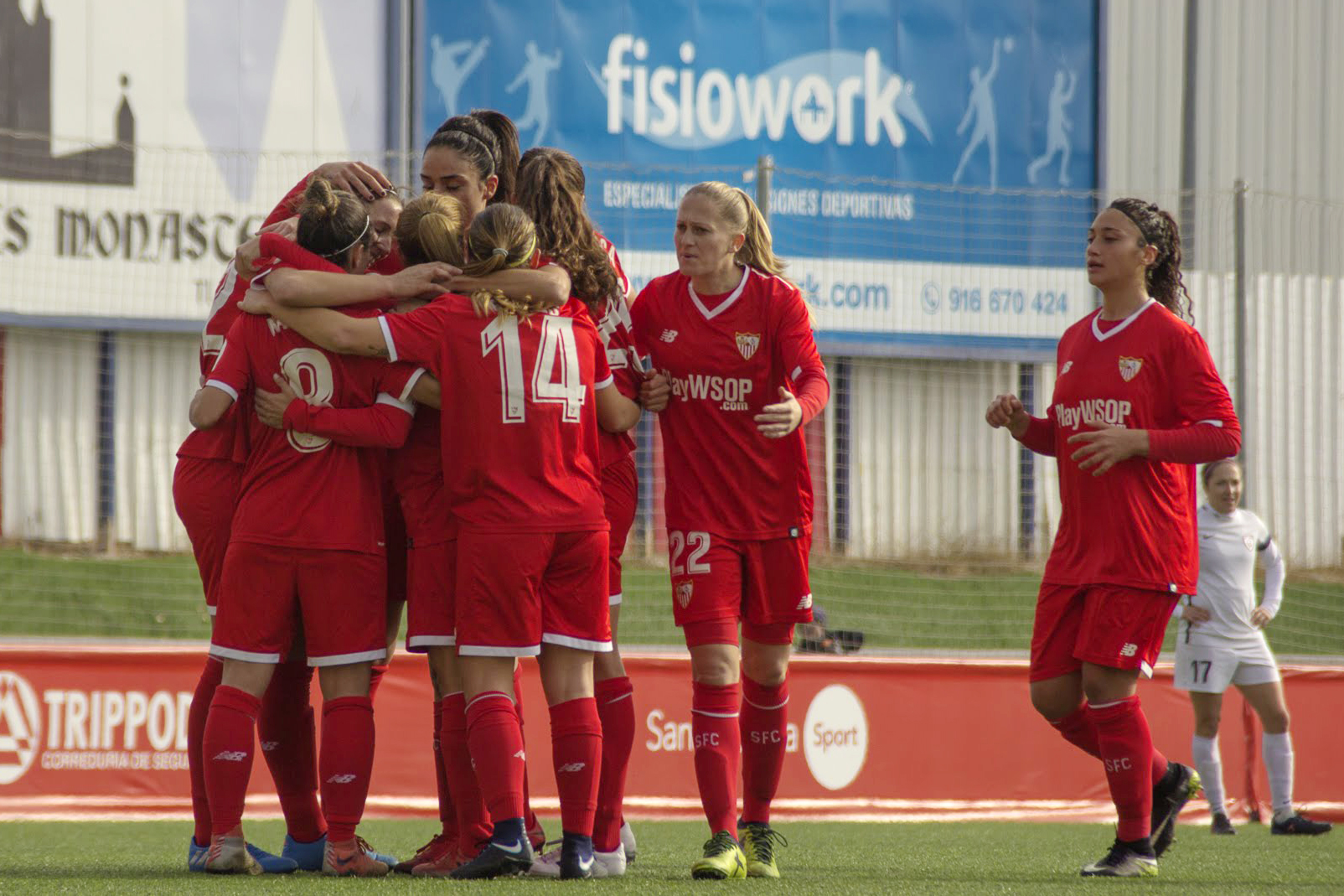 Jugadoras del Sevilla FC femenino celebran un gol en su partido ante el Madrid CFF