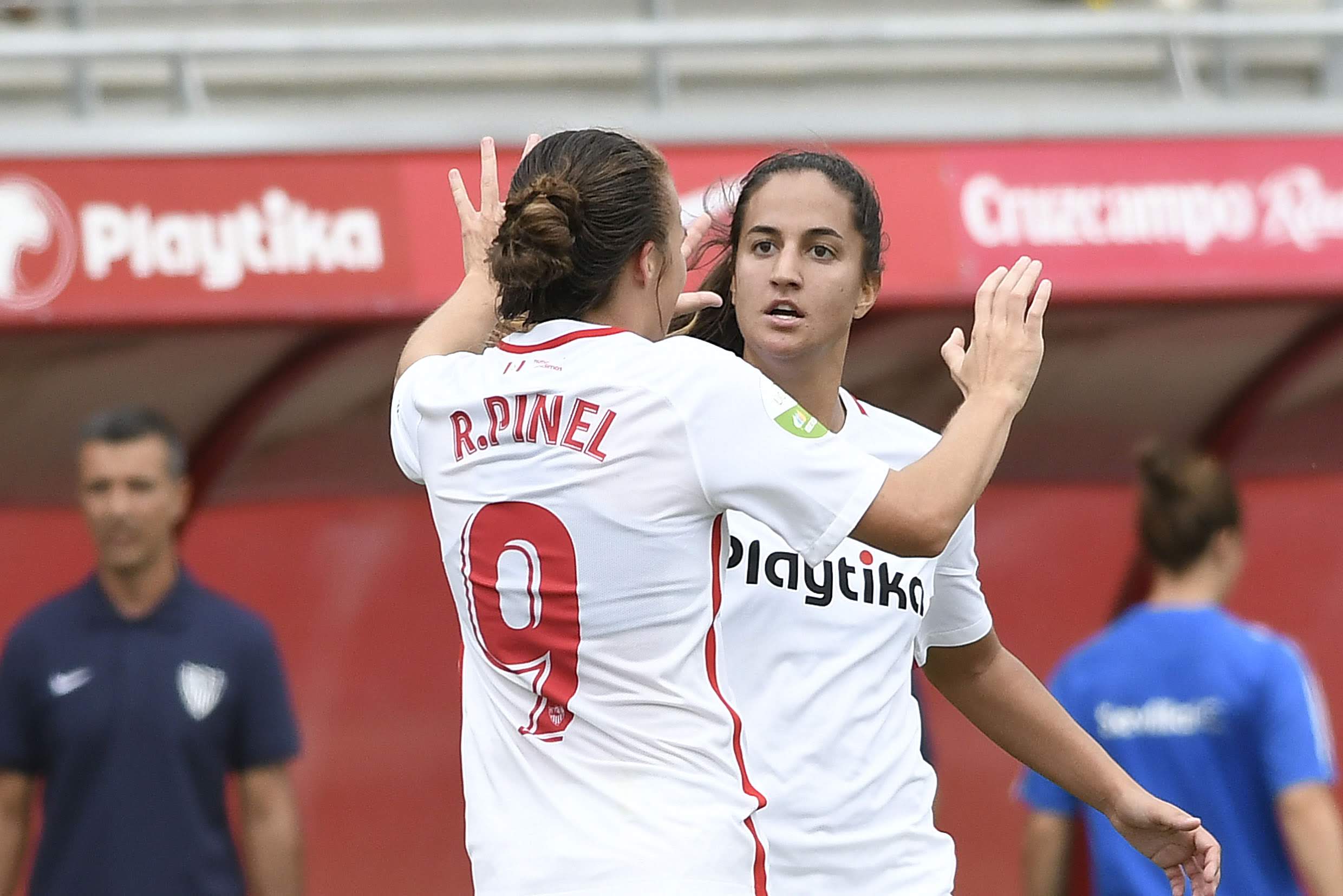 Lucía Ramírez y Raquel Pinel en un gesto de complicidad tras el gol de la jienense del primer equipo femenino del Sevilla FC ante el Fundación Albacete
