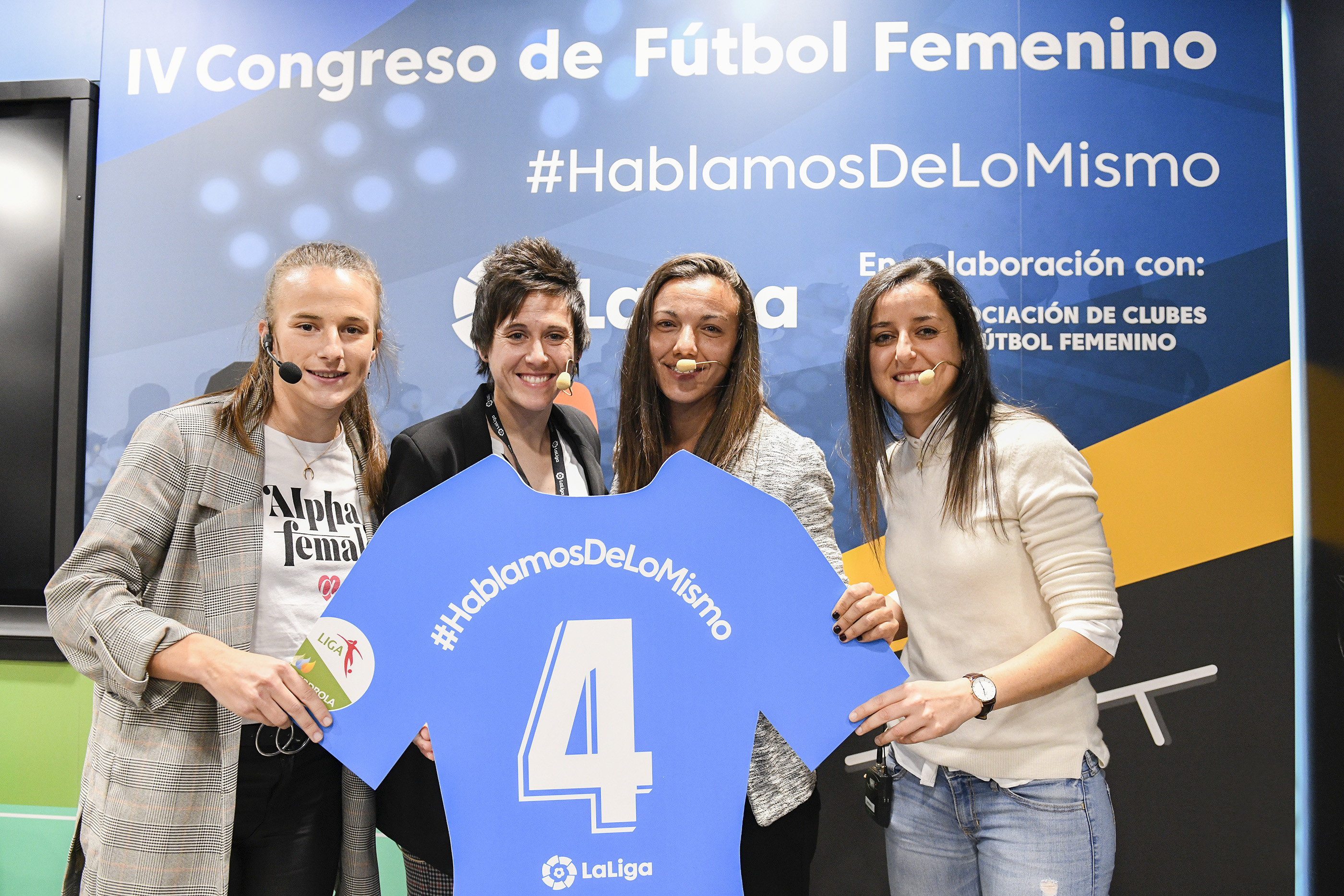 Raquel Pinel posa junto a Erika Vázquez, Anair Lomba y Paloma Fernández en el IV Congreso de Fútbol Femenino