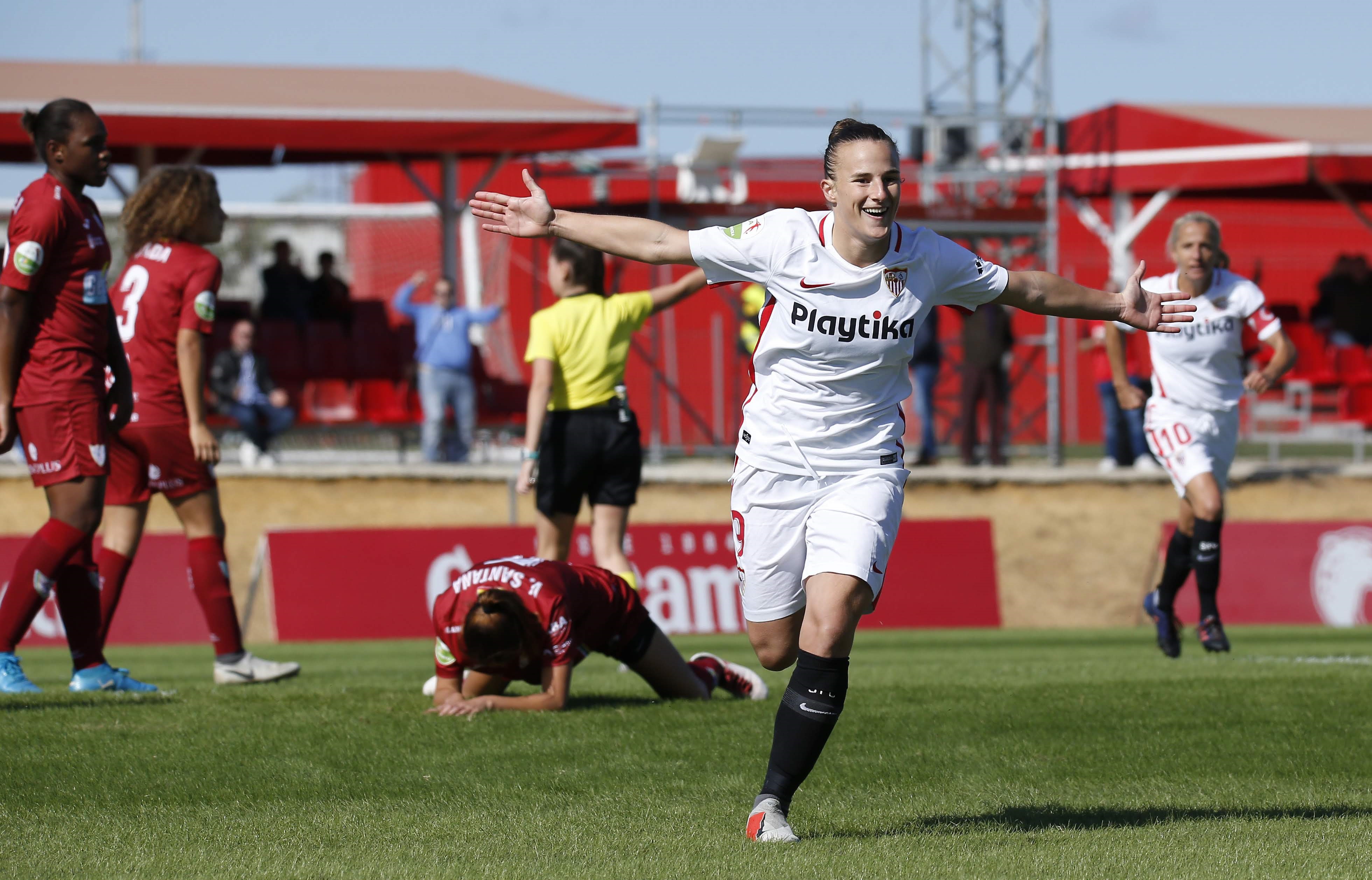 Raquel Pinel celebra uno de los goles anotados por el primer equipo femenino del Sevilla FC ante la EDF Logroño en el encuentro de Liga Iberdrola