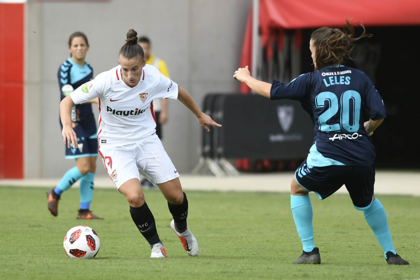 Raquel Pinel se marcha de Leles Carrión durante el encuentro de la primera jornada entre el primer equipo femenino del Sevilla FC y el Fundación Albacete