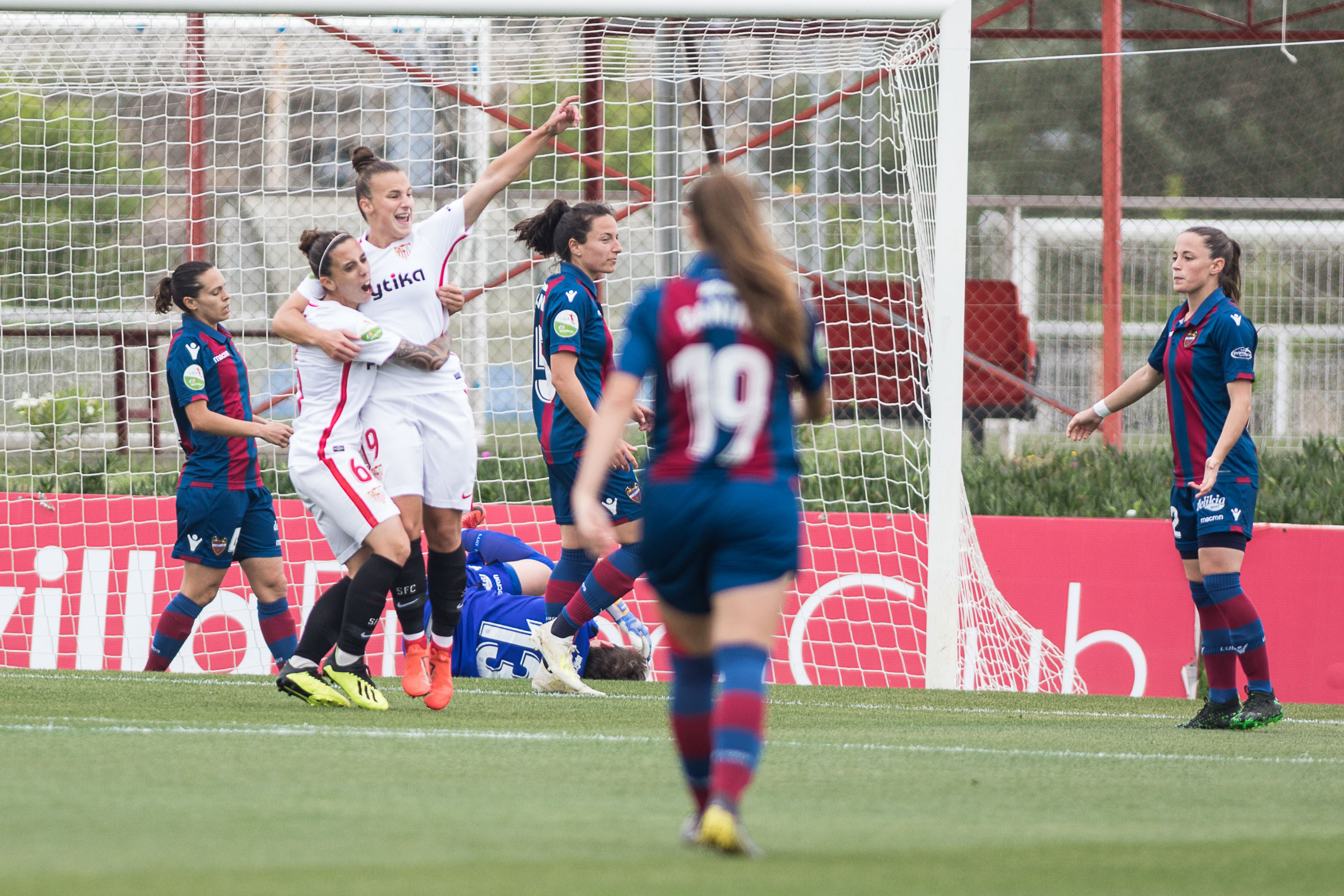 Raquel Pinel, del primer equipo femenino del Sevilla FC,  celebra con Nagore Calderón su gol ante el Levante UD