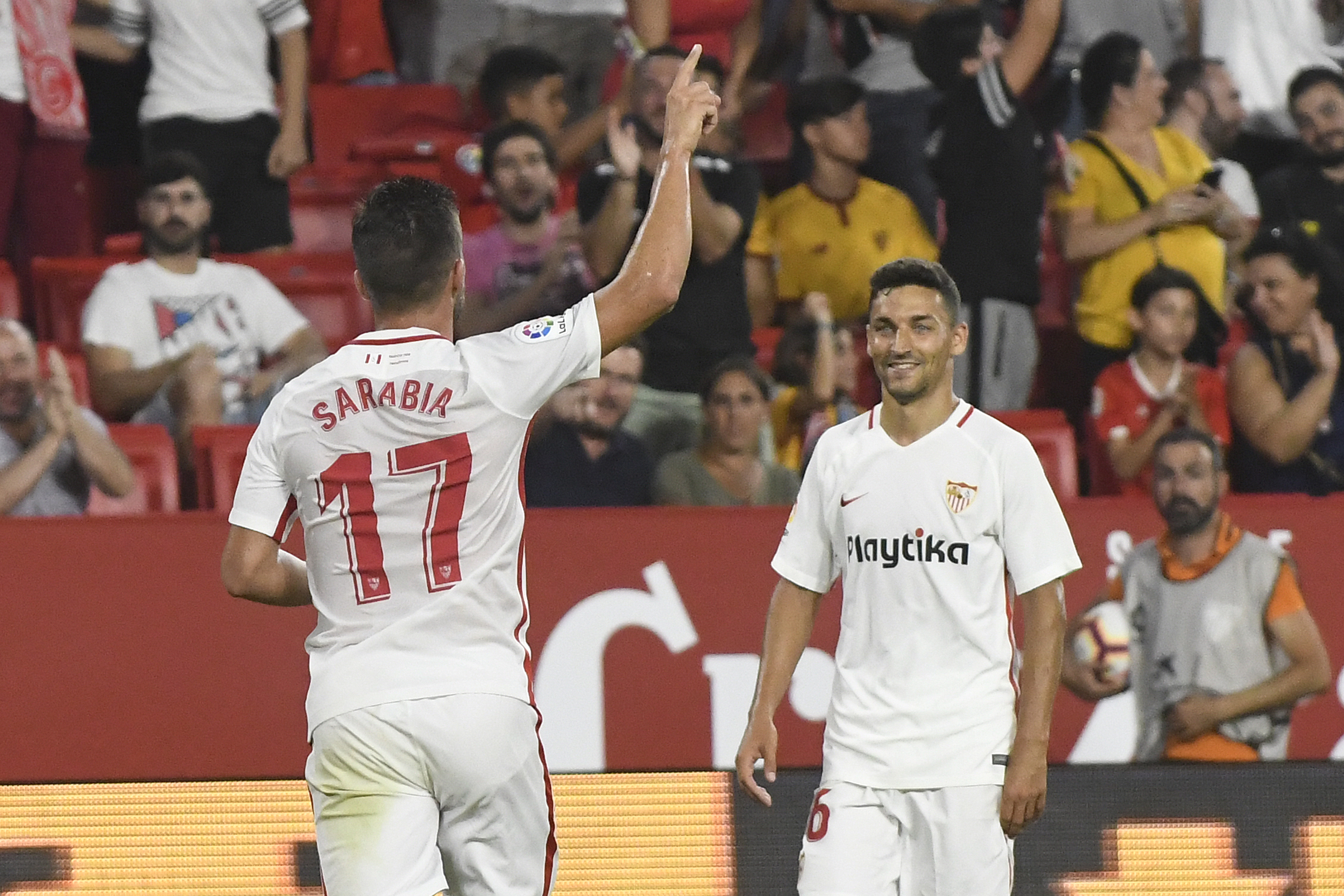 Sarabia y Navas celebran el gol del primero en Nervión ante el Újpest 