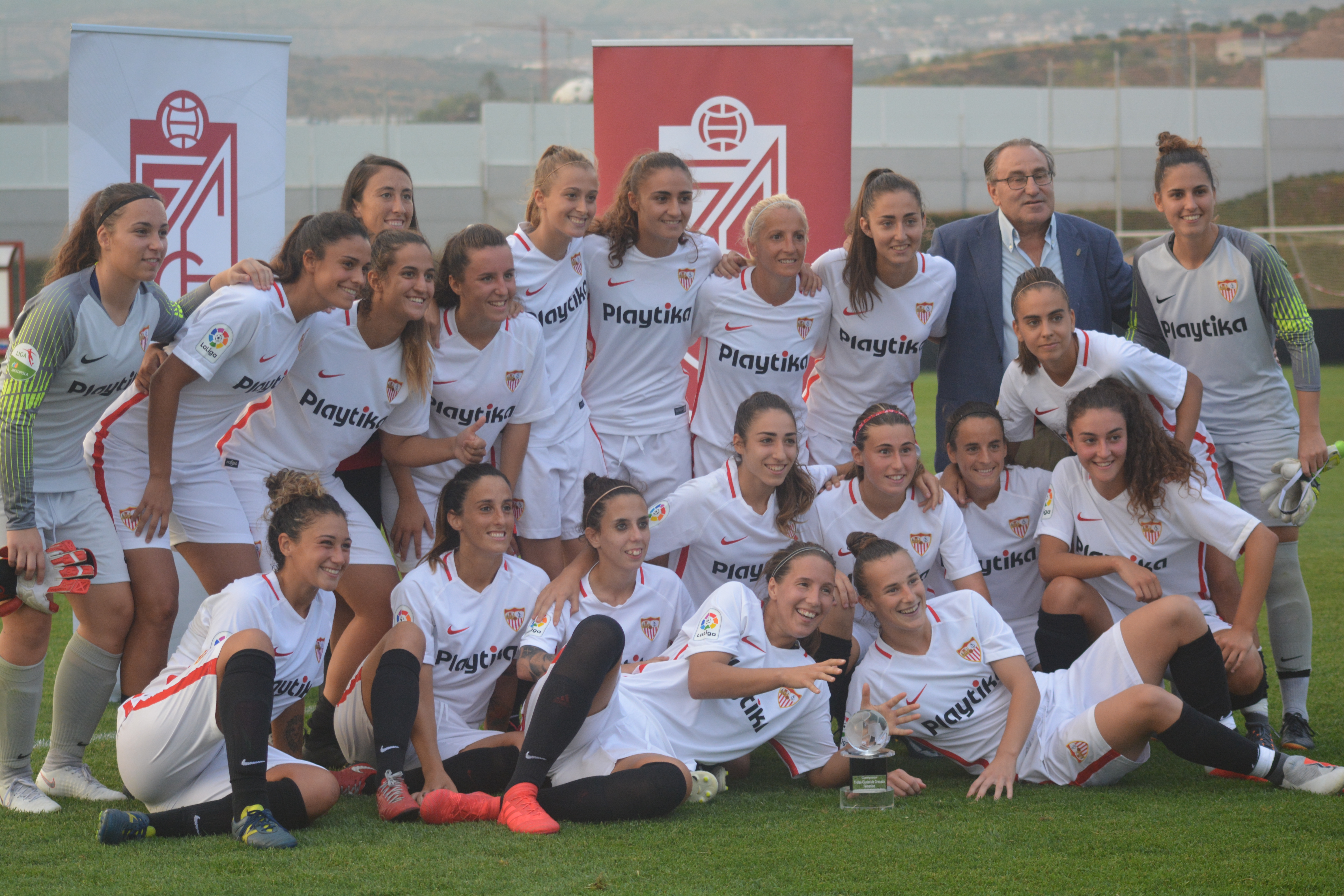 Las jugadoras del primer equipo femenino del Sevilla FC posan después de adjudicarse el I Trofeo Granada CF femenino