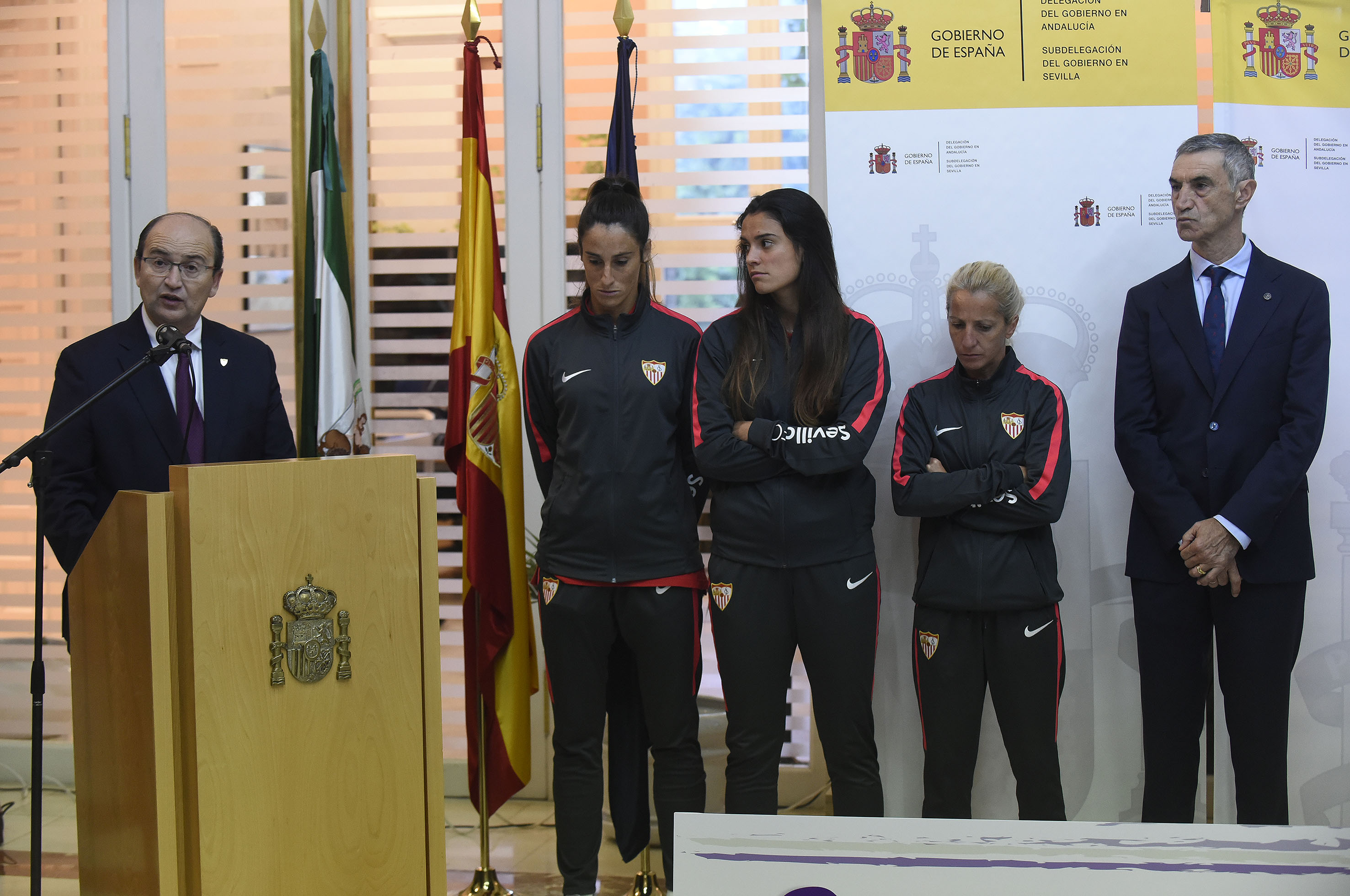 The president, José Castro, accompanied by Maite Albarrán, Marta Carrasco and Alicia Fuentes, captains of Sevilla FC Womens, and Antonio Álvarez