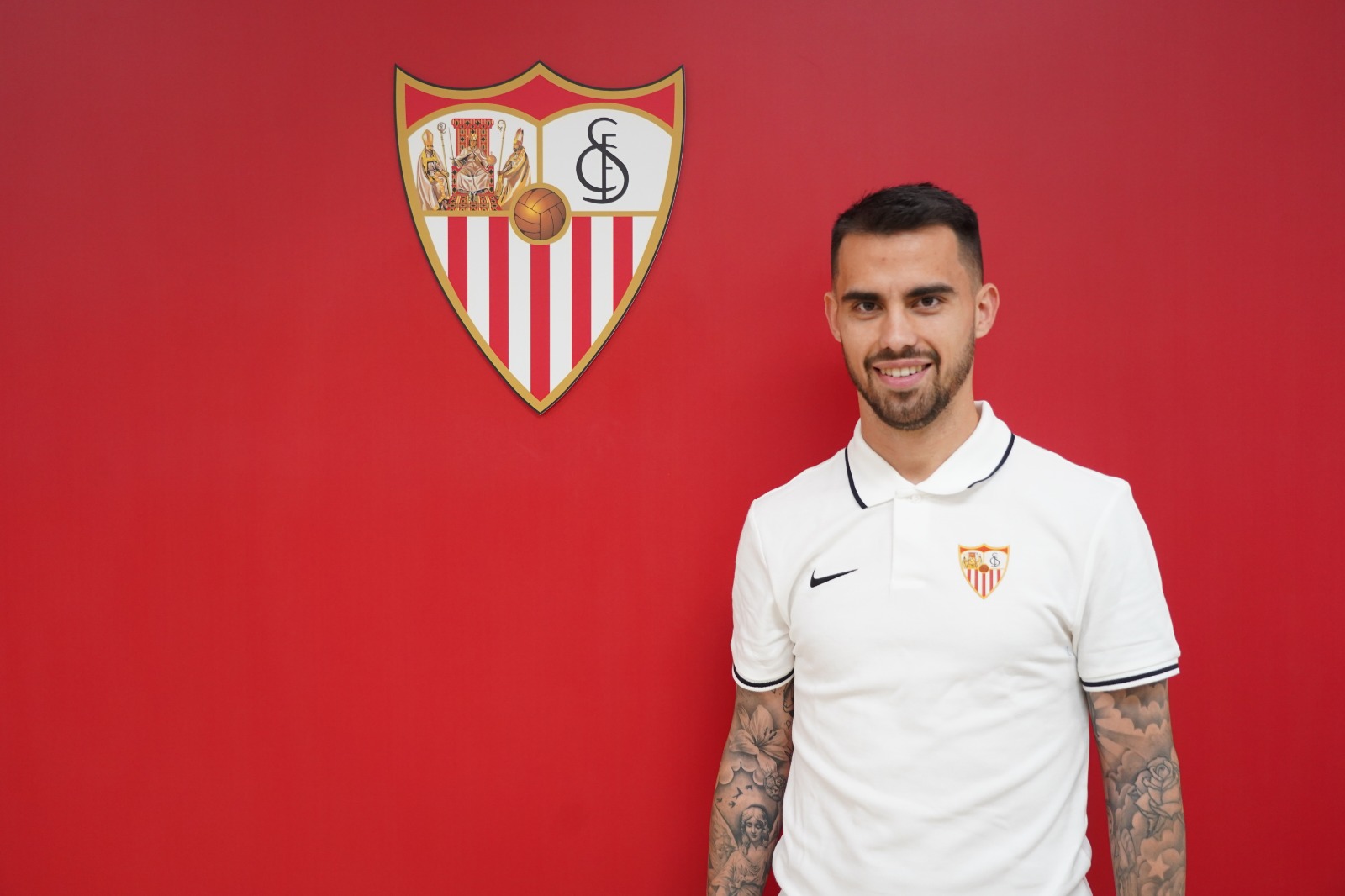 Suso poses as Sevilla FC's newest signing