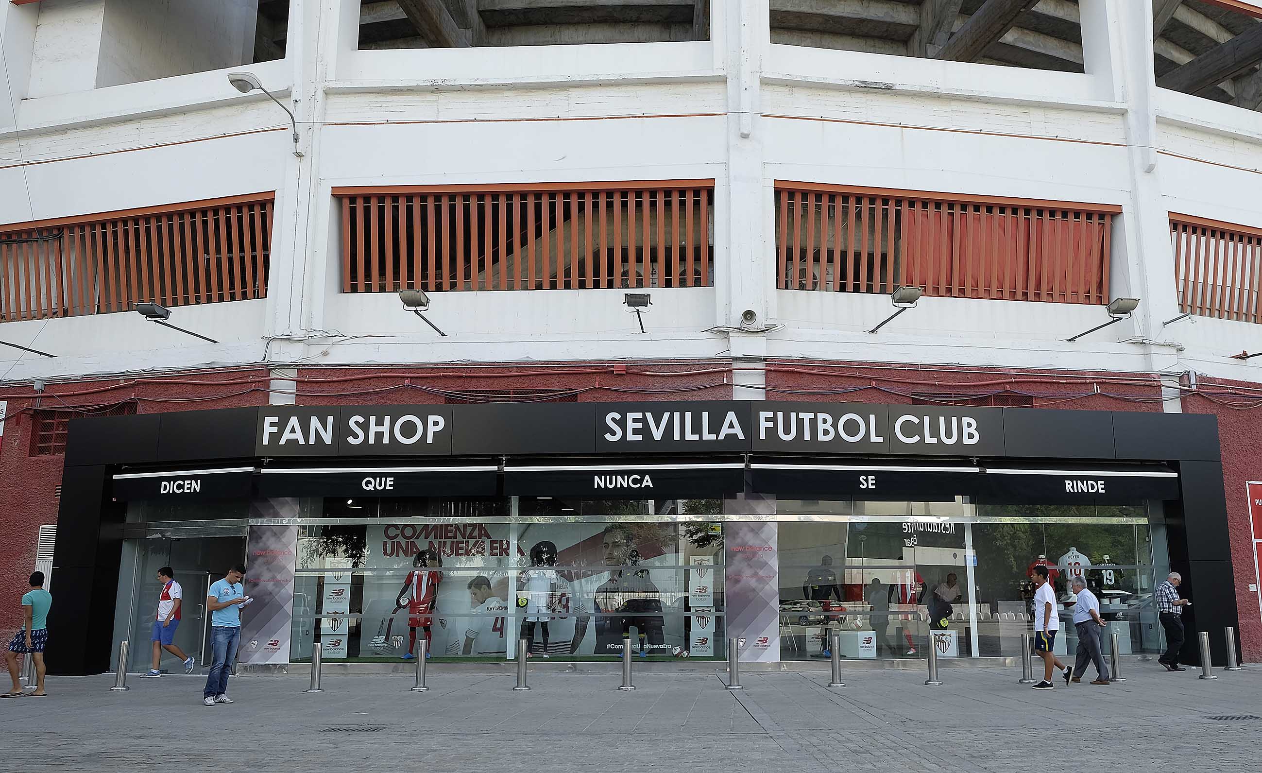 Fachada de la tienda del estadio del Sevilla FC 