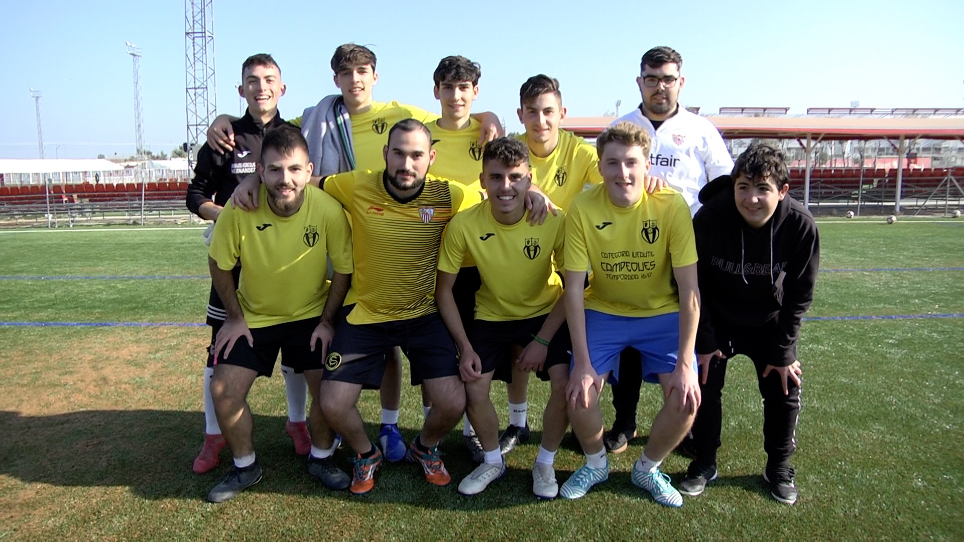 Equipo ganador en el torneo solidario de fútbol 7 de la Federación de Peñas