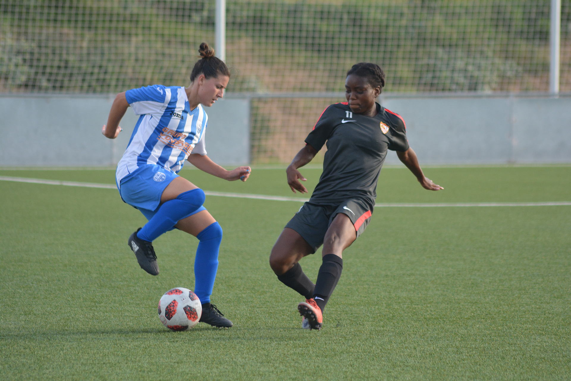 Toni Payne en acción durante el partido de entrenamiento disputado por el Sevilla FC femenino ante el CD Hispalis