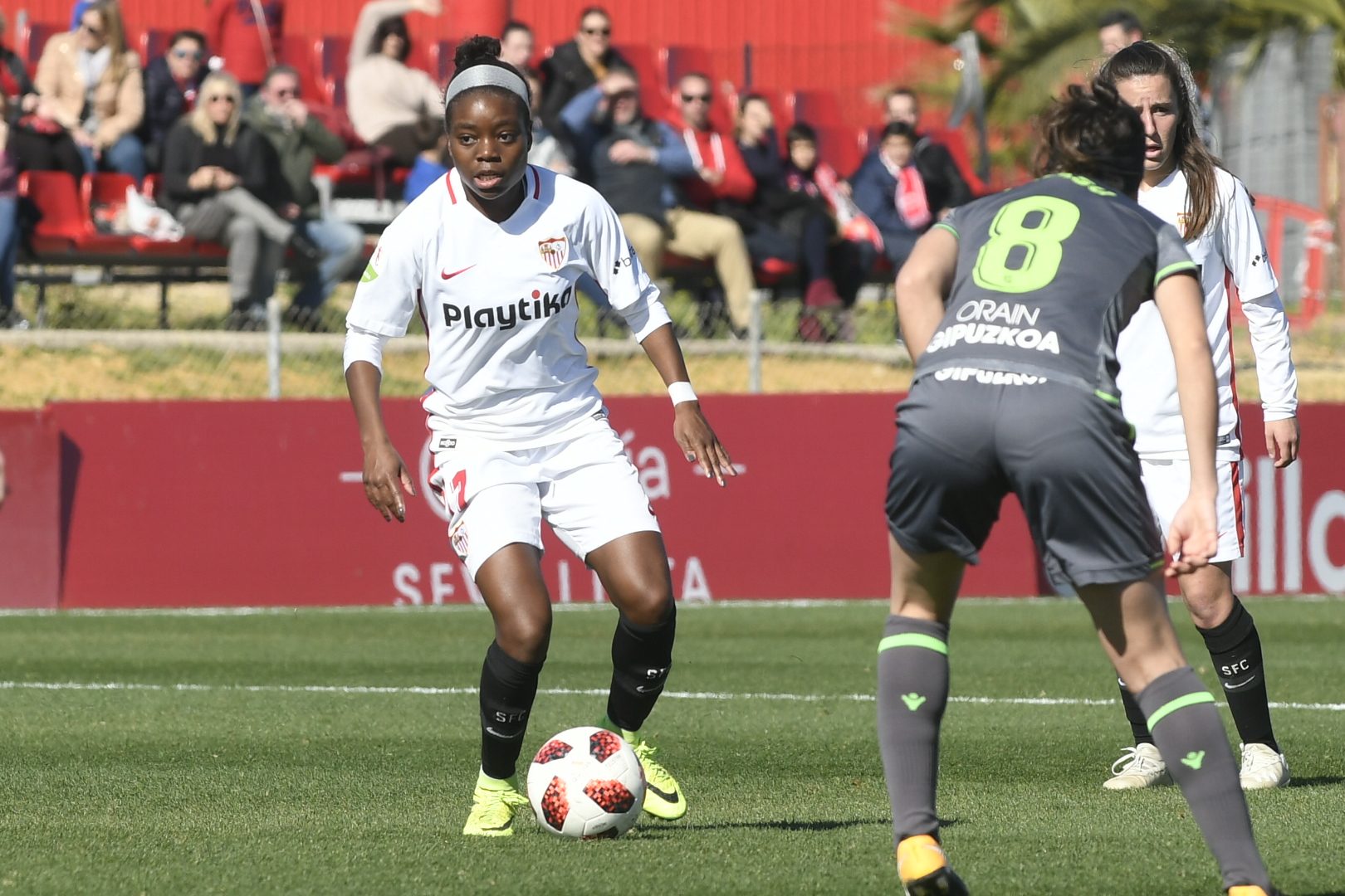 Toni Payne, jugadora del primer equipo femenino del Sevilla FC, controla un balón en el encuentro ante la Real Sociedad