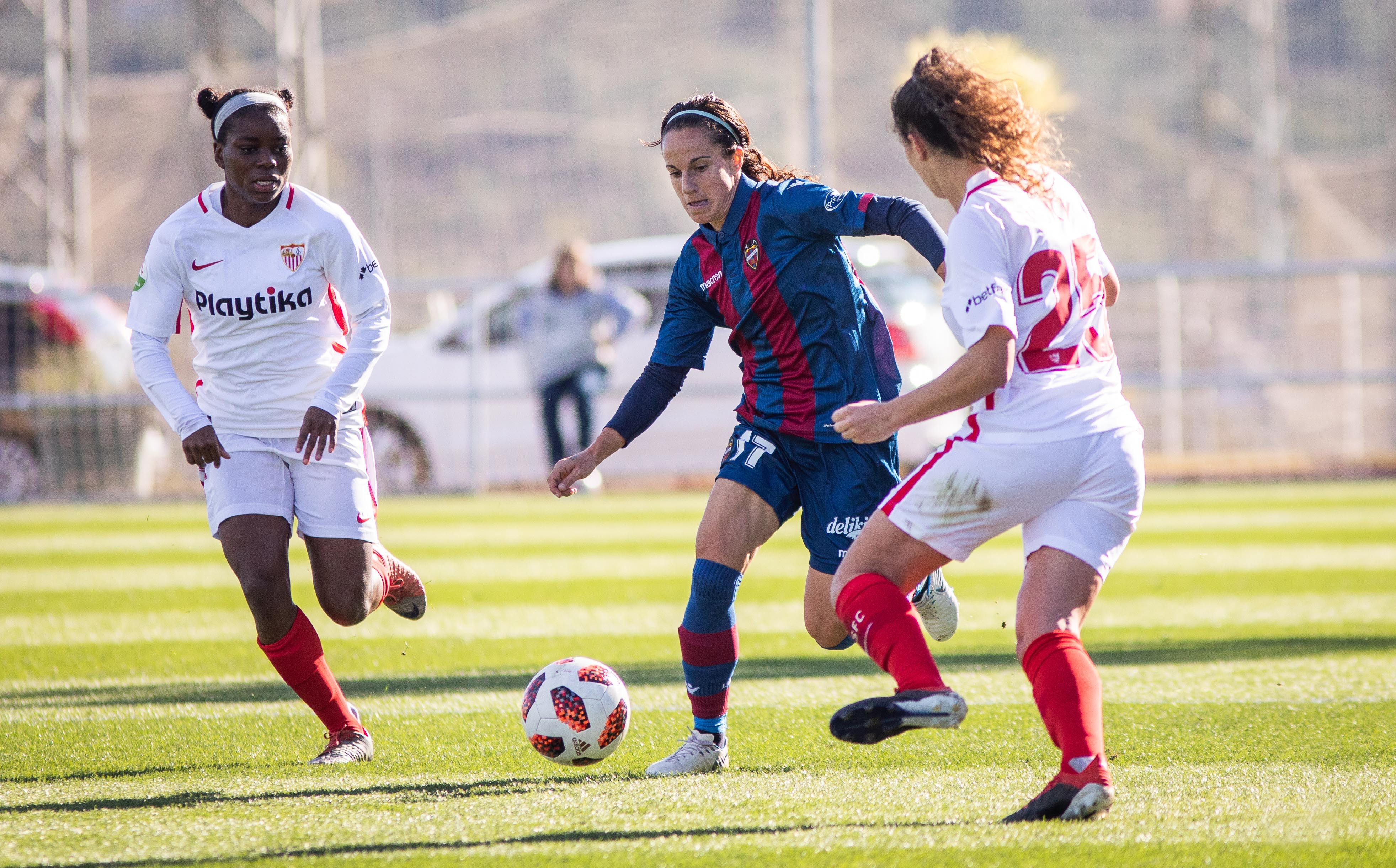 Toni Payne y Vicky Benítez, del primer equipo femenino del Sevilla FC, pugnan por el balón con María de Alharilla Casado durante el partido de liga de esta temporada