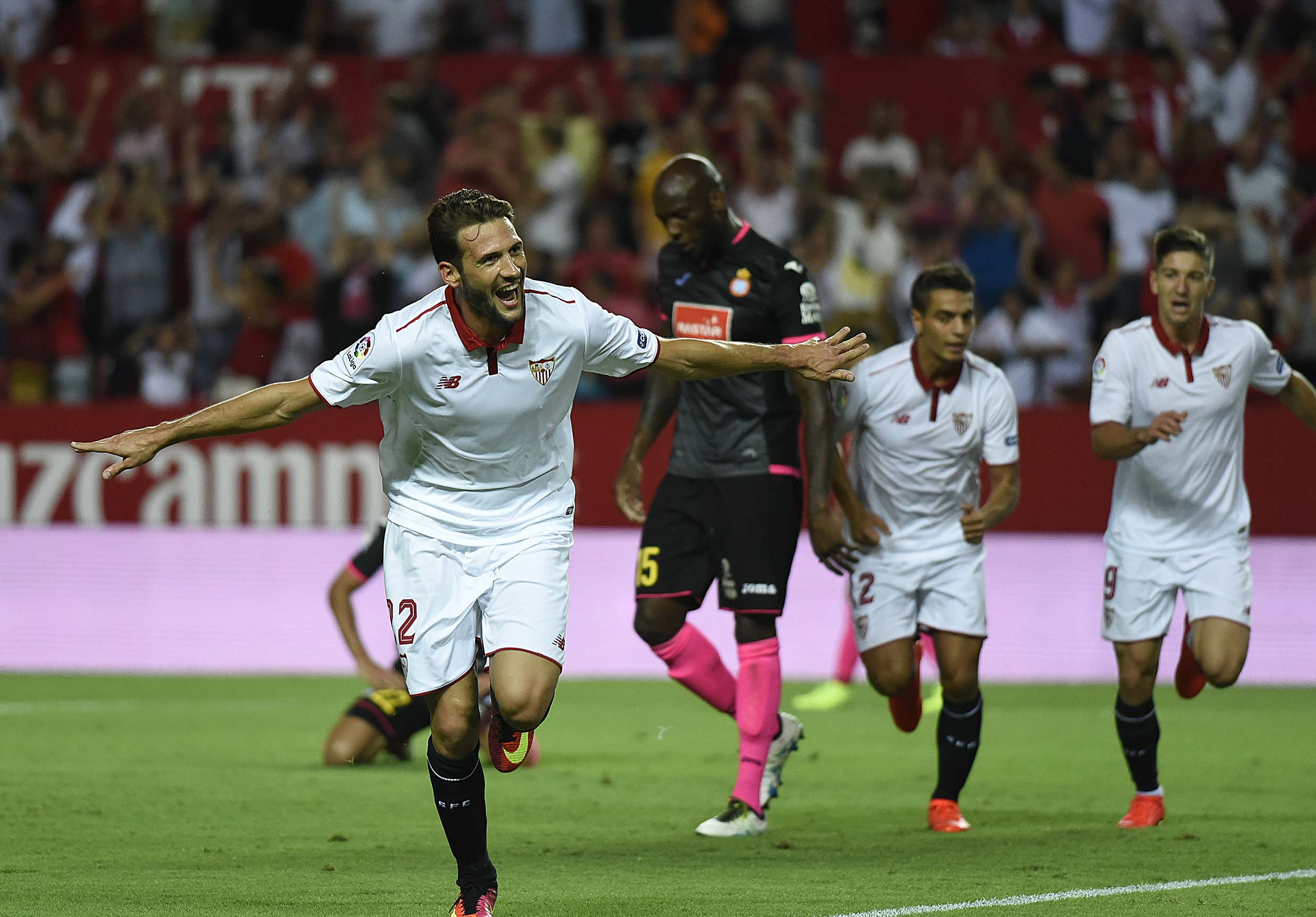 Mudo Vázquez celebra gol en el Sevilla-Espanyol de la 16/17