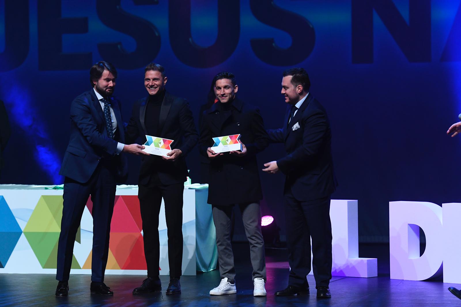 Jesús Navas receives a prize