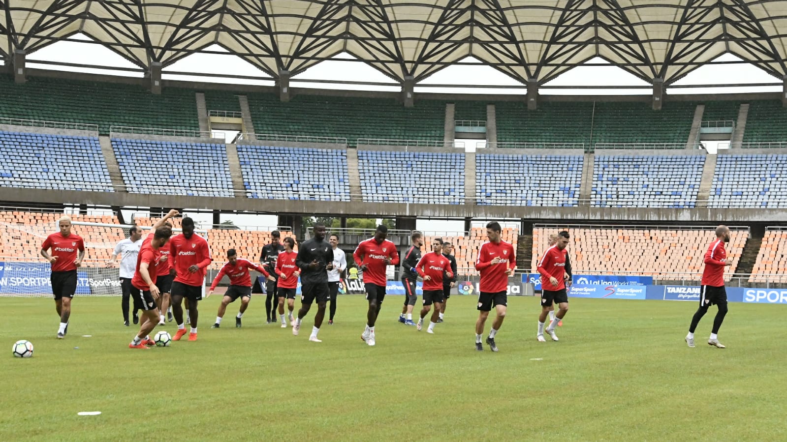 Entrenamiento del Sevilla FC en el Estadio Nacional de Tanzania 