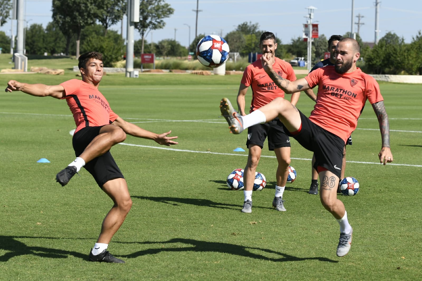 Óliver Torres y Aleix Vidal luchan por un balón en el entrenamiento