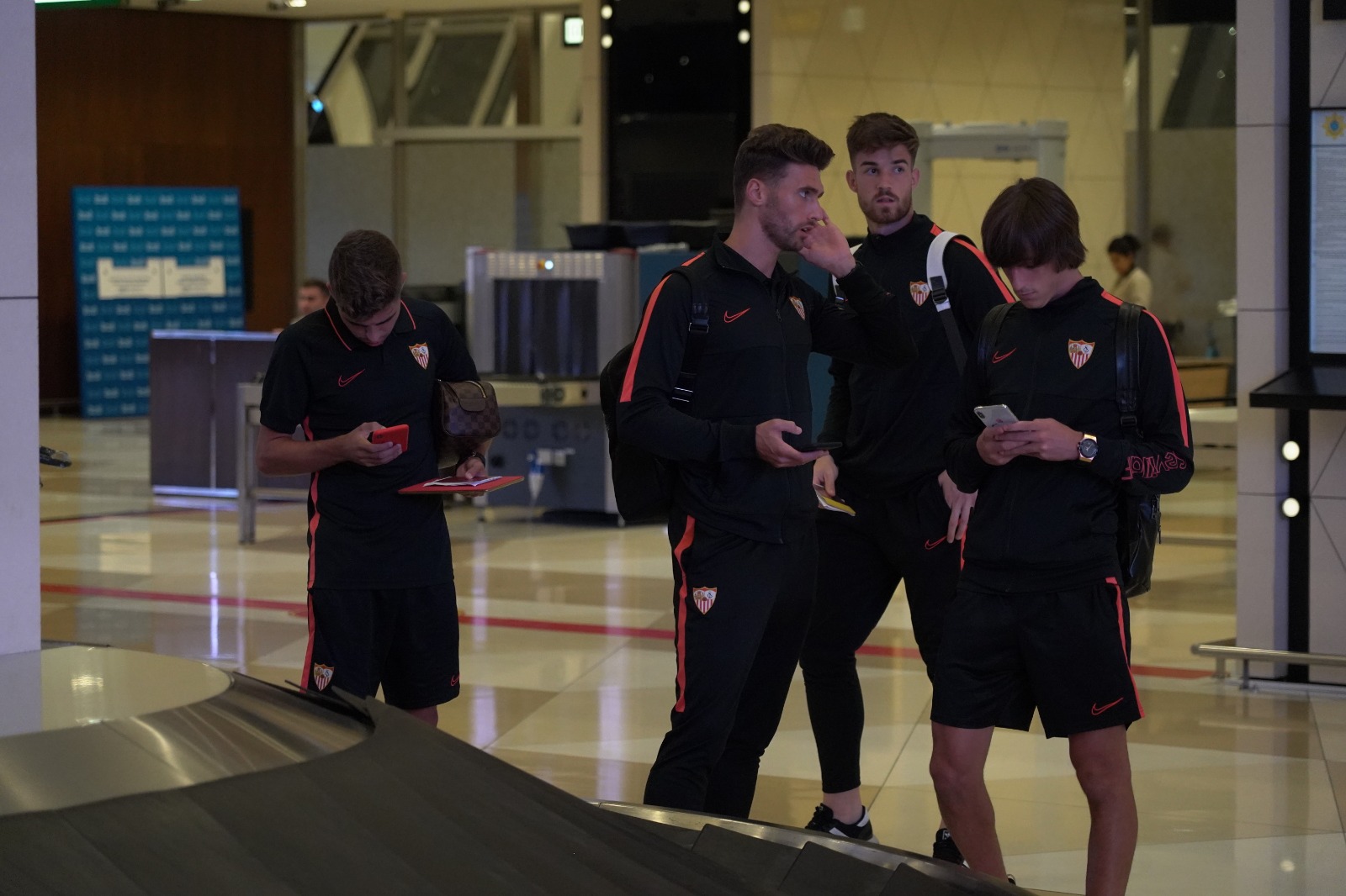 Varios jugadores en el aeropuerto de Bakú