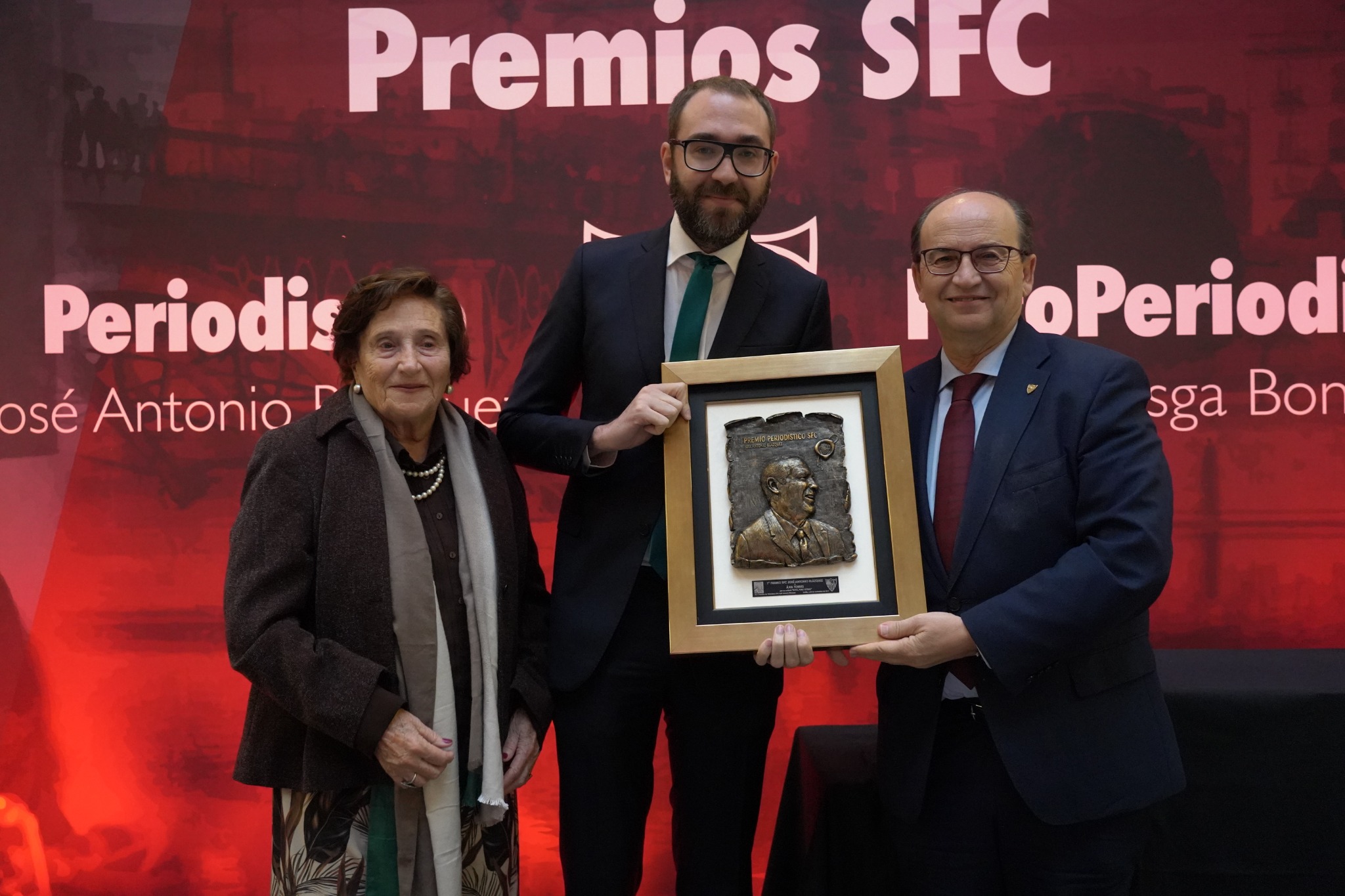 Axel Torres claims his award from the 'Periodismo SFC José Antonio Blázquez' 