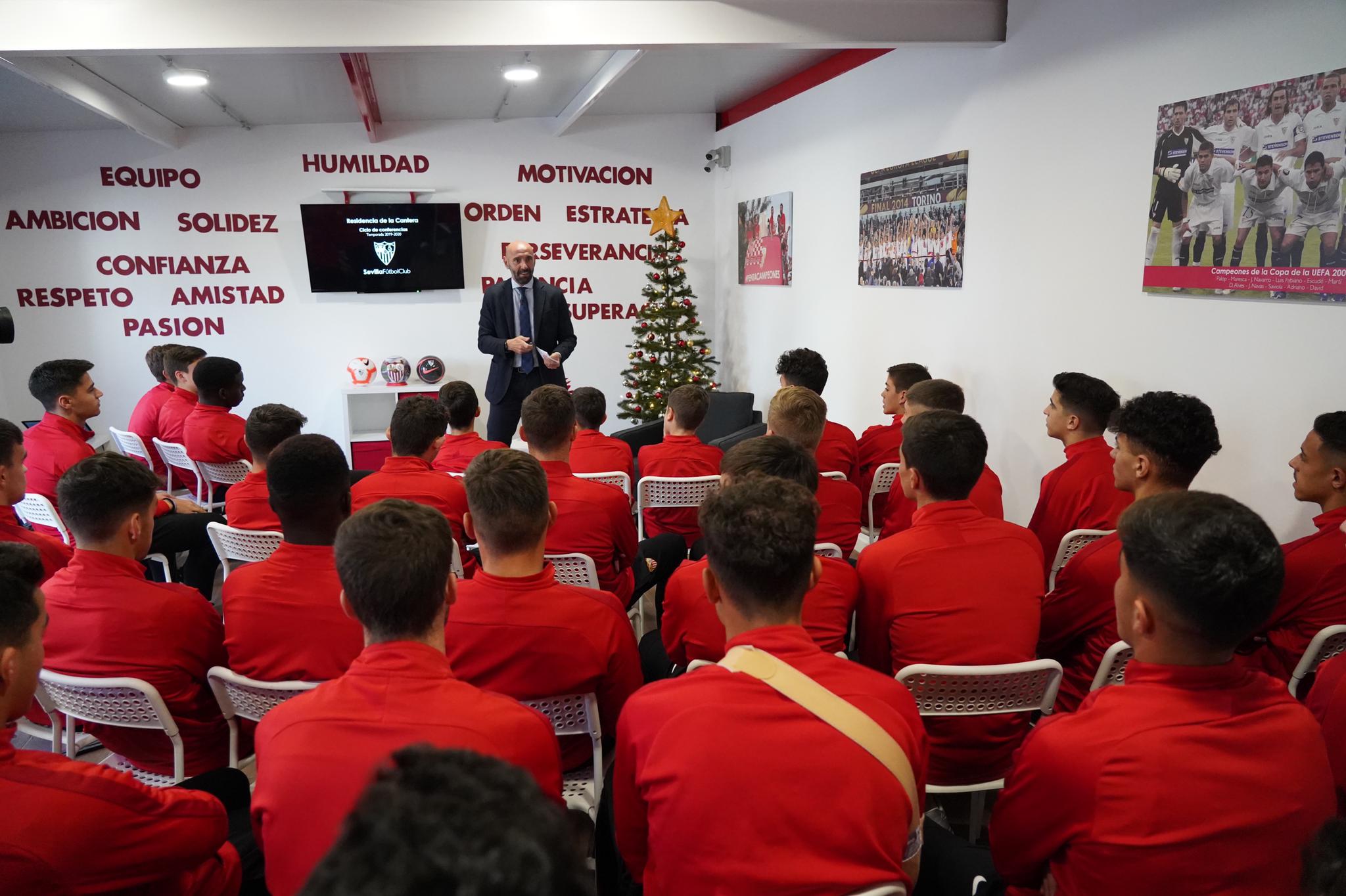 Monchi con los canteranos de la residencia del Sevilla FC