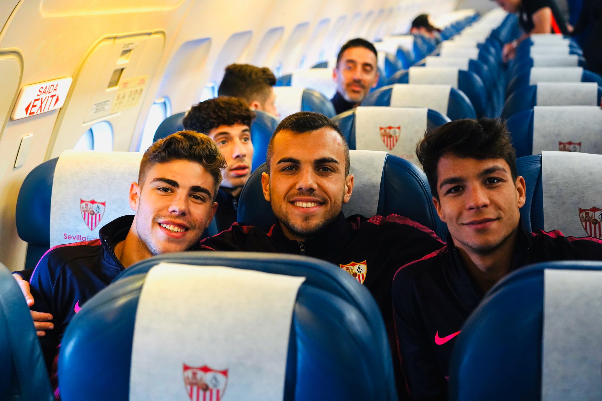 Pozo, Jordán y Óliver Torres, en el avión hacia La Coruña
