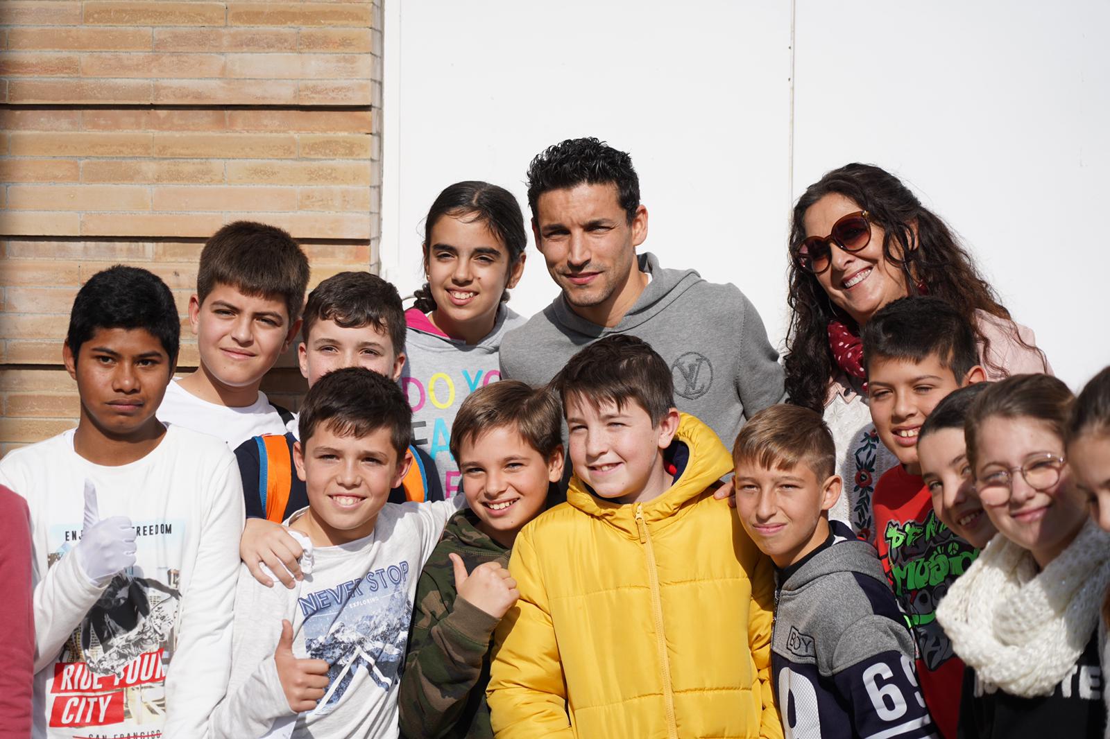 Jesús Navas, junto a unos niños en Los Palacios 
