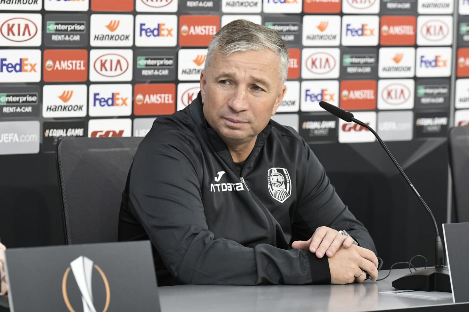 Dan Petrescu, técnico CFR Cluj, en la rueda de prensa previa al partido de vuelta