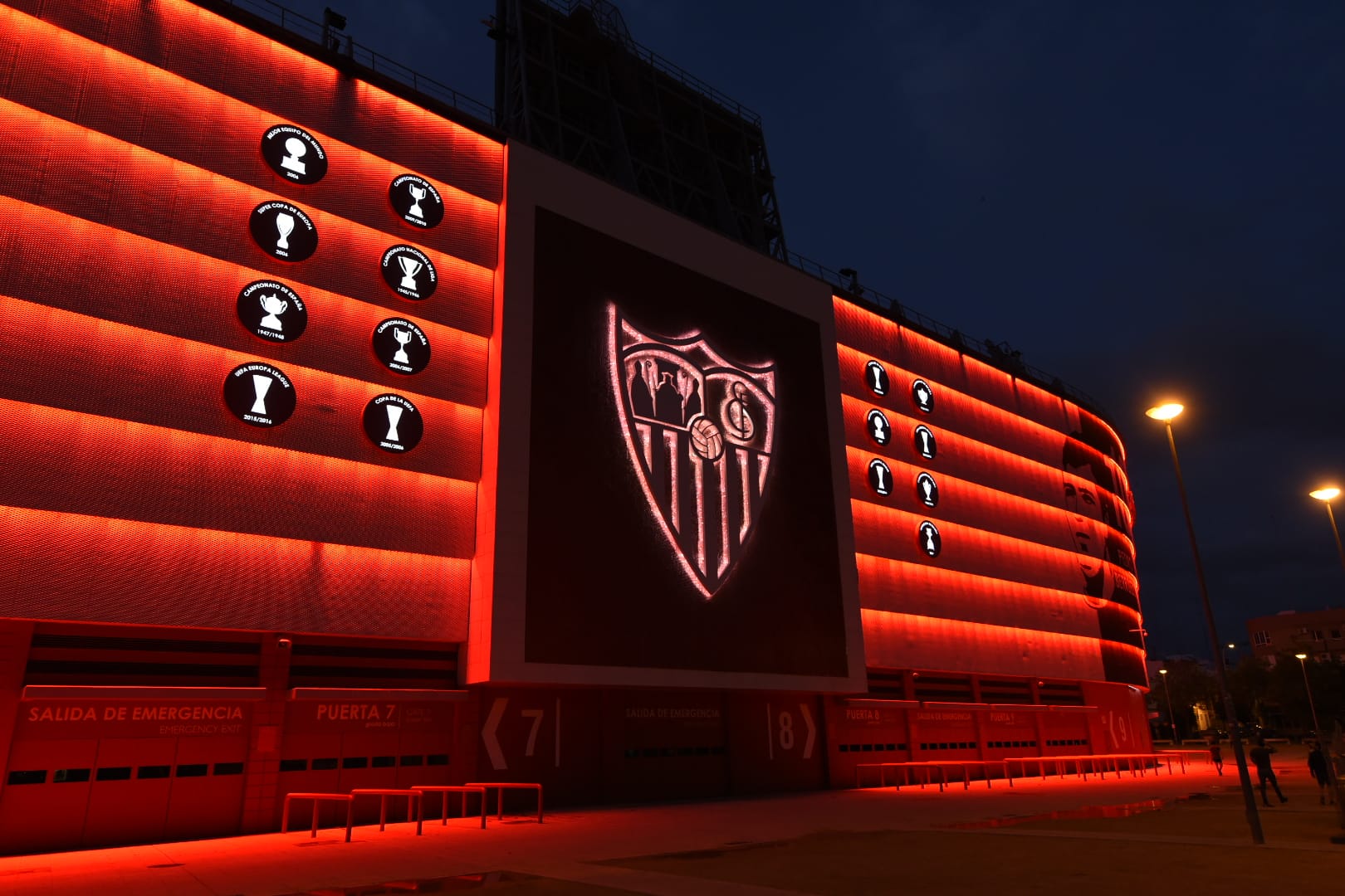 El Estadio Sánchez-Pizjuán, iluminado el 10 de mayo de 2020