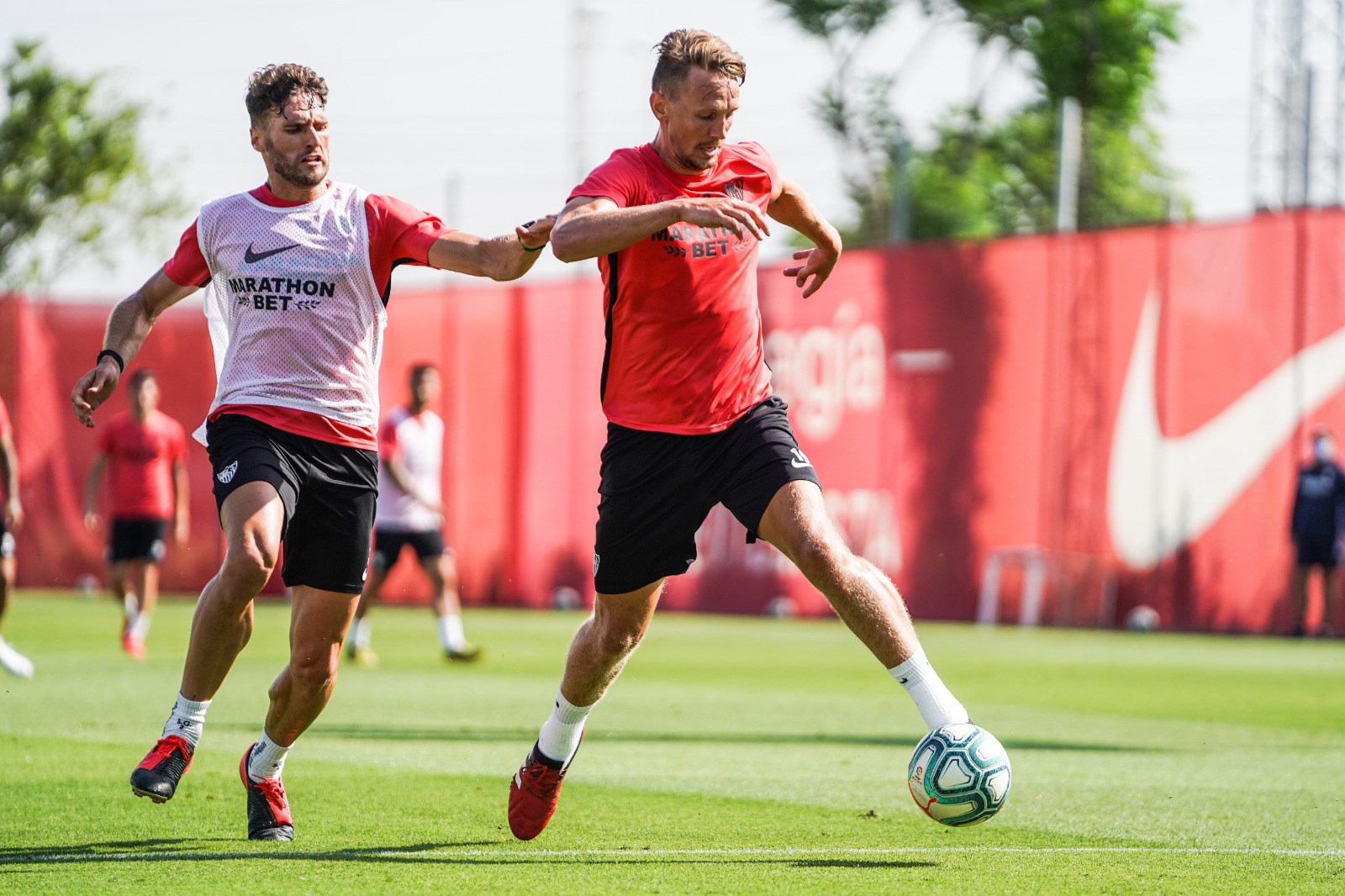 Sergi Gómez y De Jong pujan por un balón en el entrenamiento del Sevilla FC