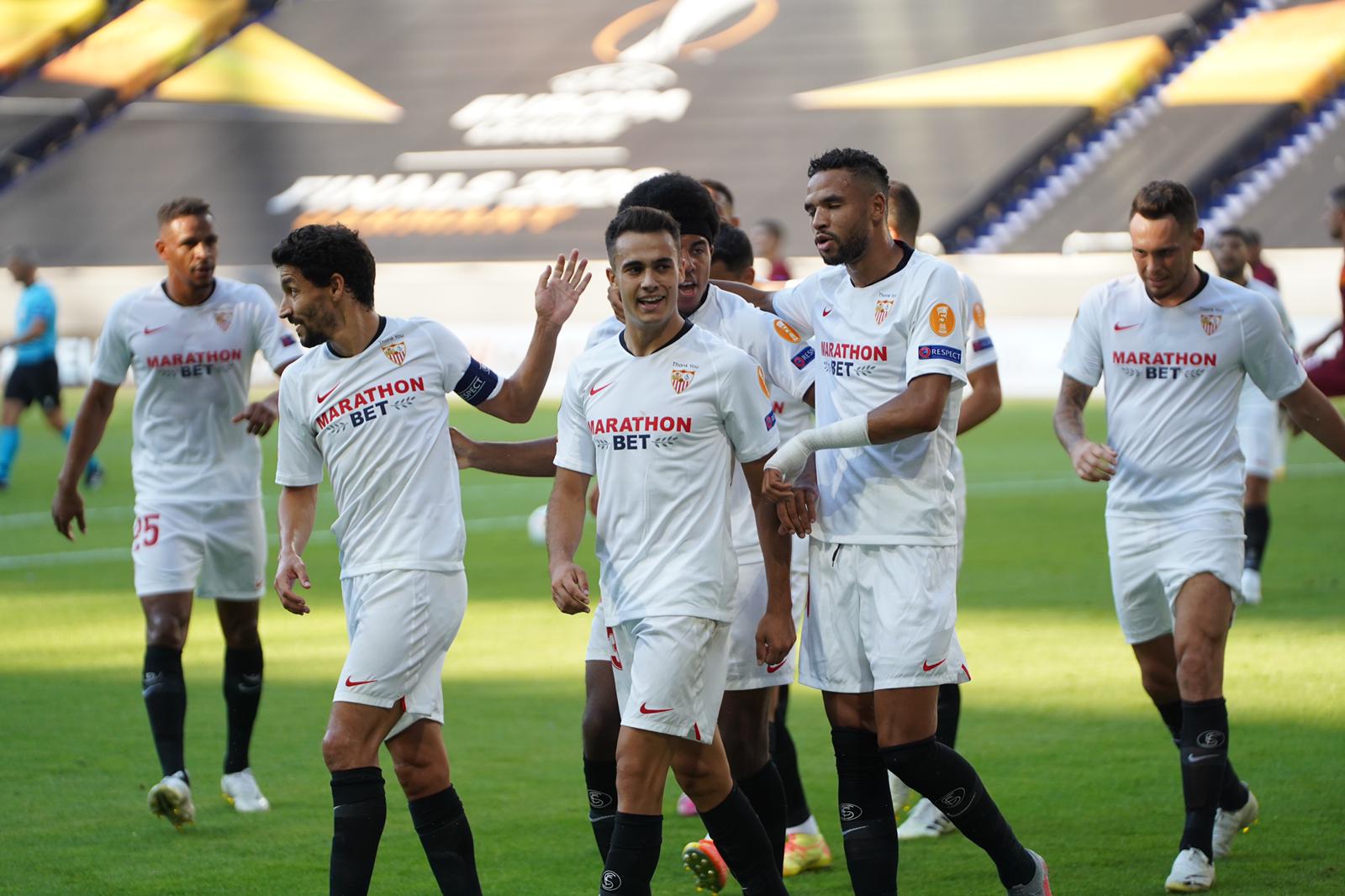 Reguilón celebrates against AS Roma