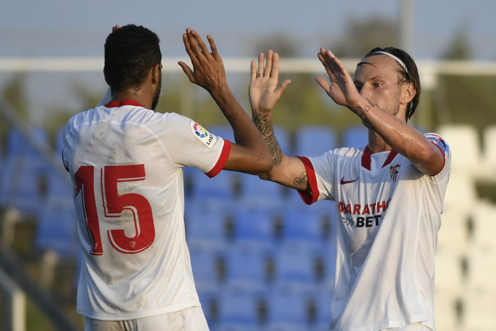 En-Nesyiri y Rakitic celebran uno de los goles del Sevilla FC