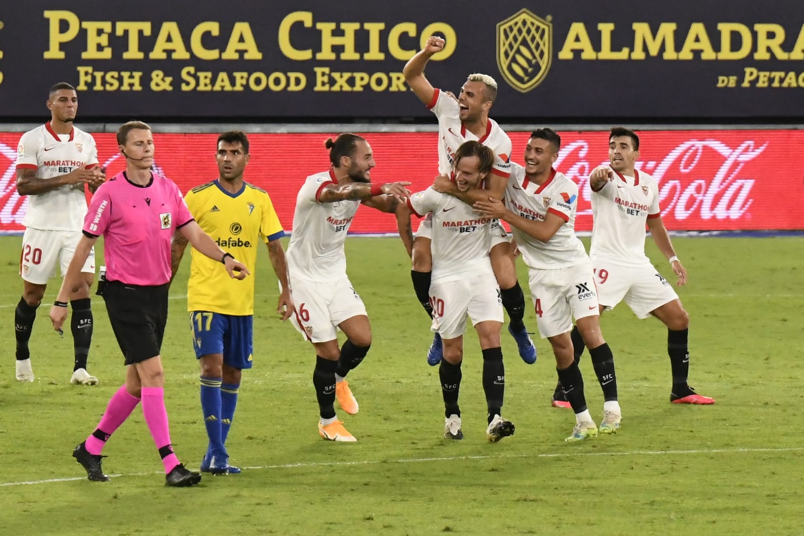 El Sevilla FC celebra el tercer tanto en la victoria en Cádiz