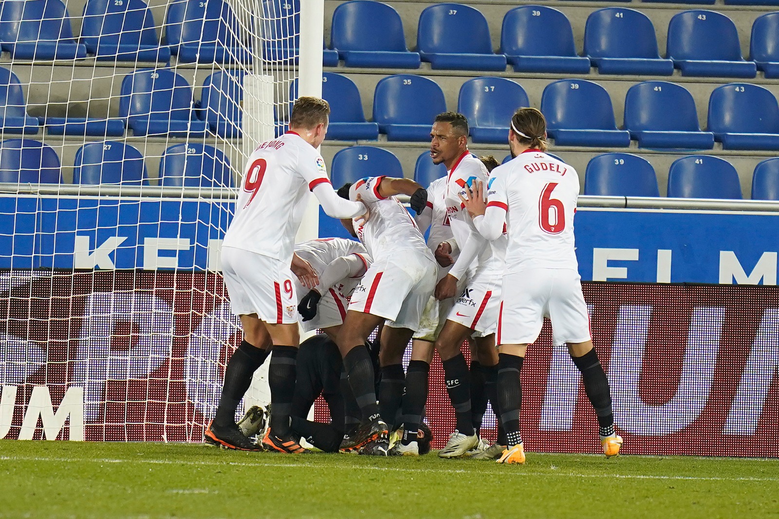 Sevilla FC celebrate the win in Vitoria