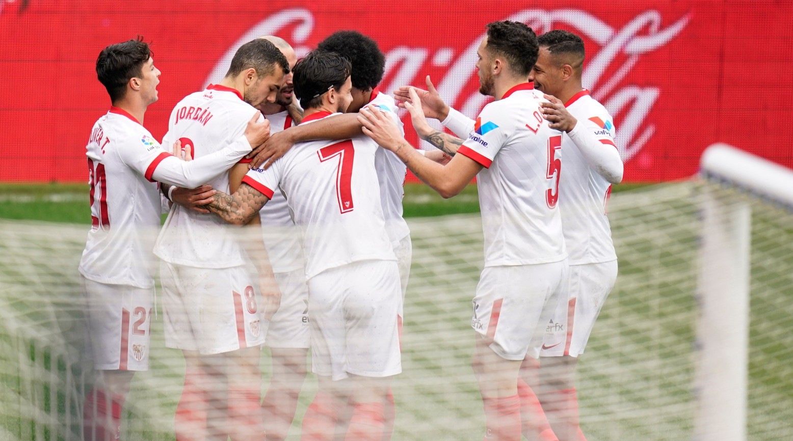 El Sevilla FC celebra el segundo tanto en Ipurúa