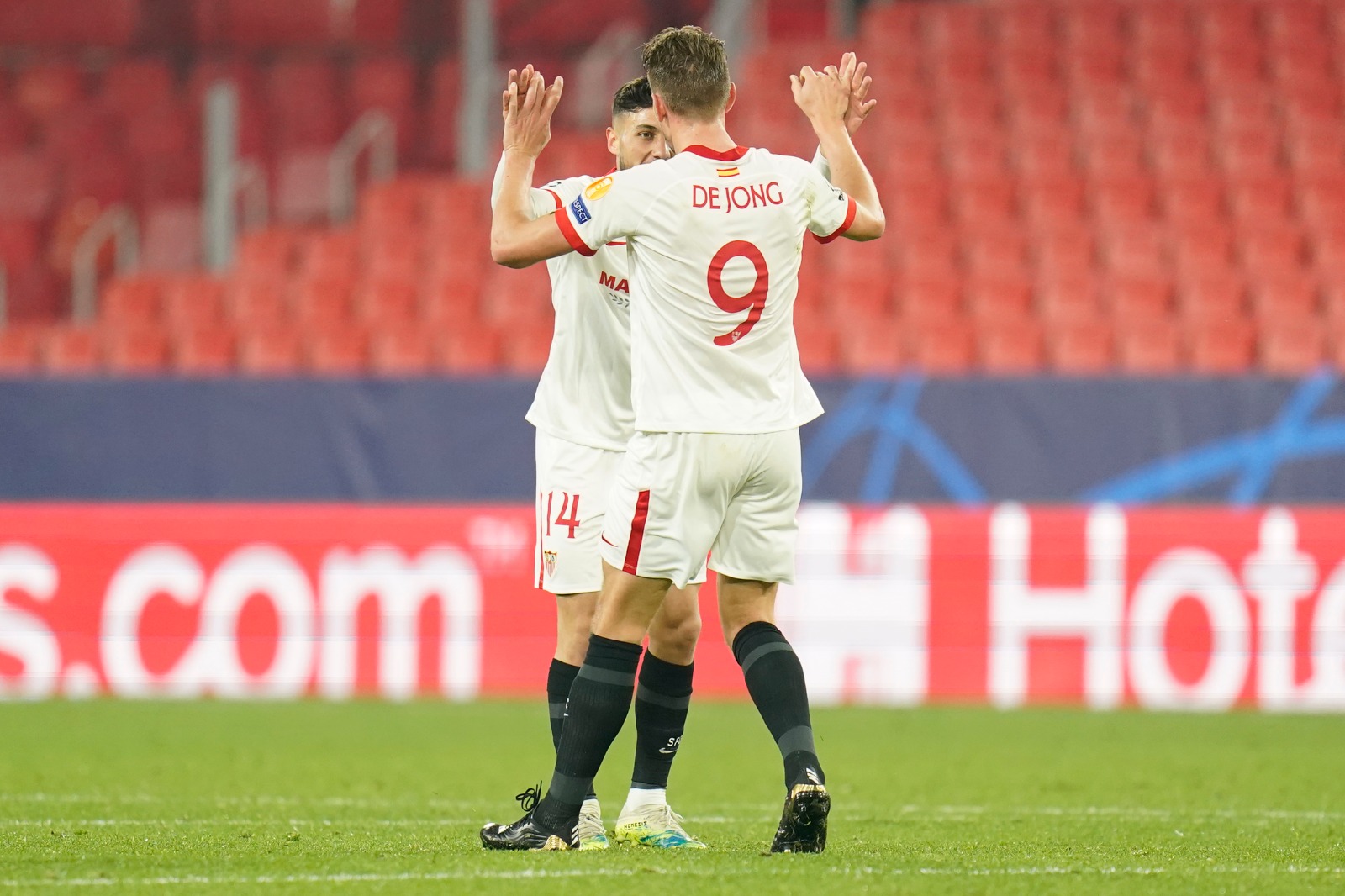 Óscar y De Jong festejan el segundo tanto del Sevilla FC