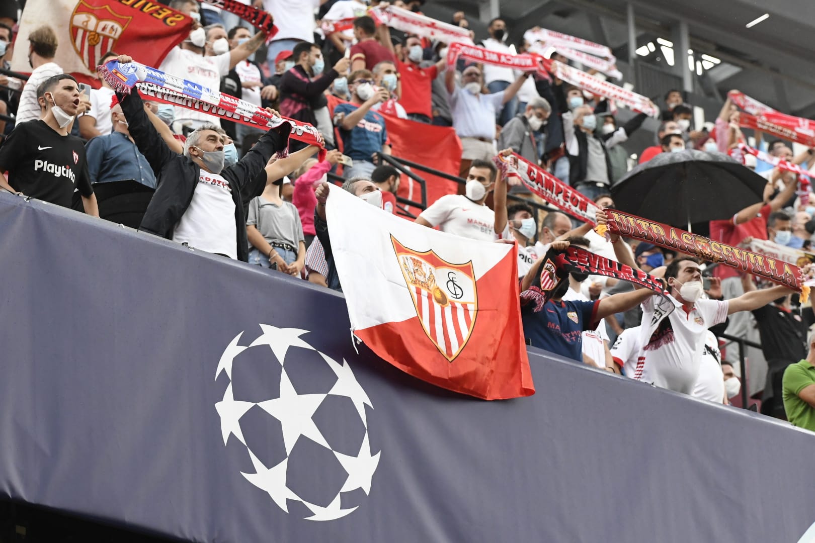 Afición del Sevilla FC en un partido de Champions League