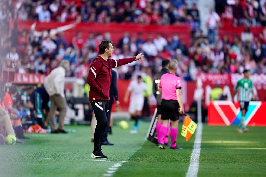 Julen Lopetegui handing out instructions from the touchline 