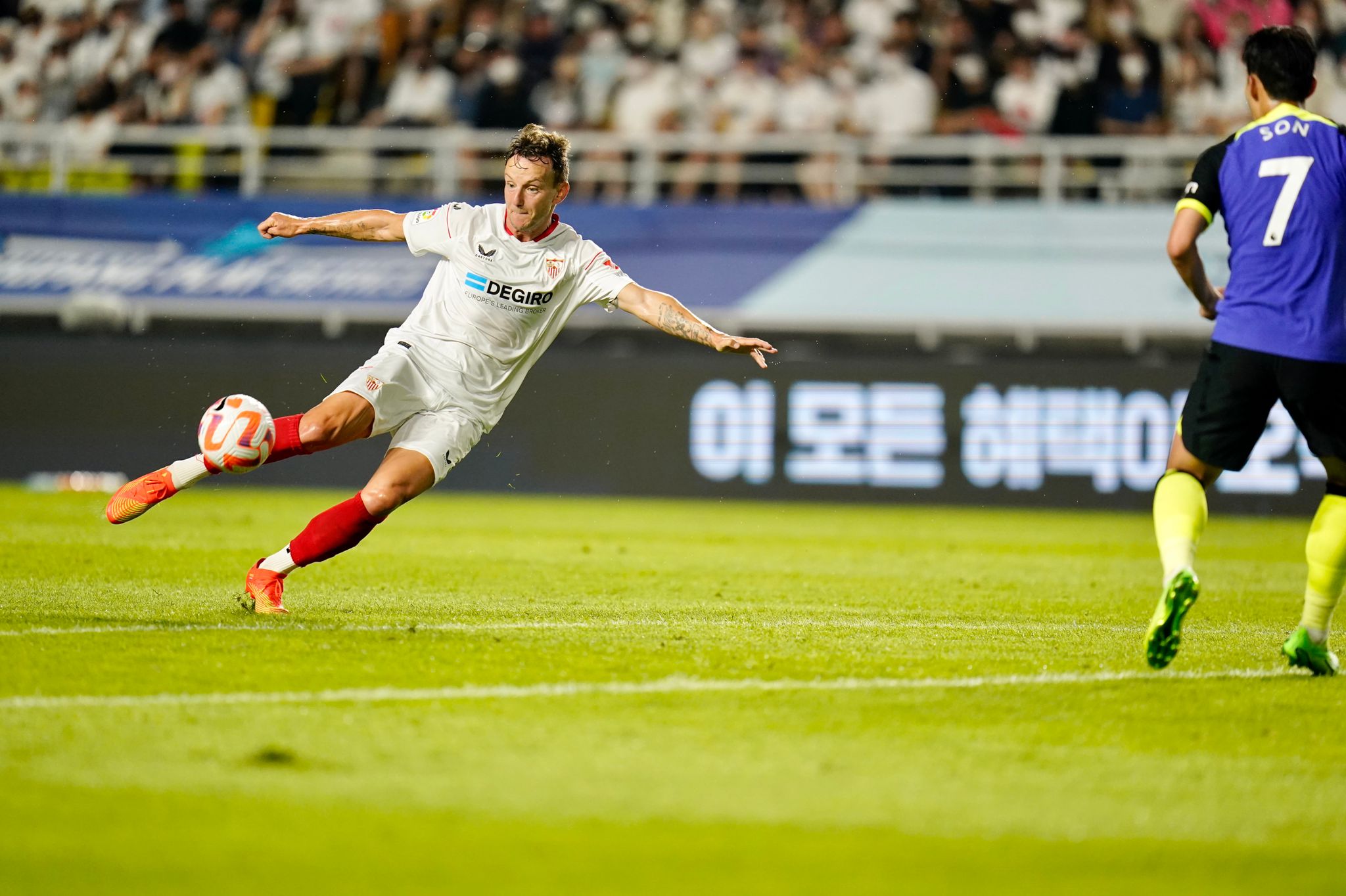 Rakitić scores the equaliser against Tottenham