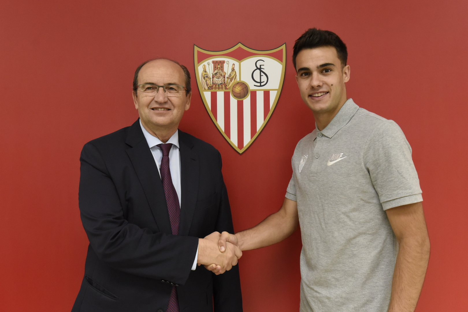 Castro y Reguilón sellan la incorporación del lateral al Sevilla FC con un apretón de manos