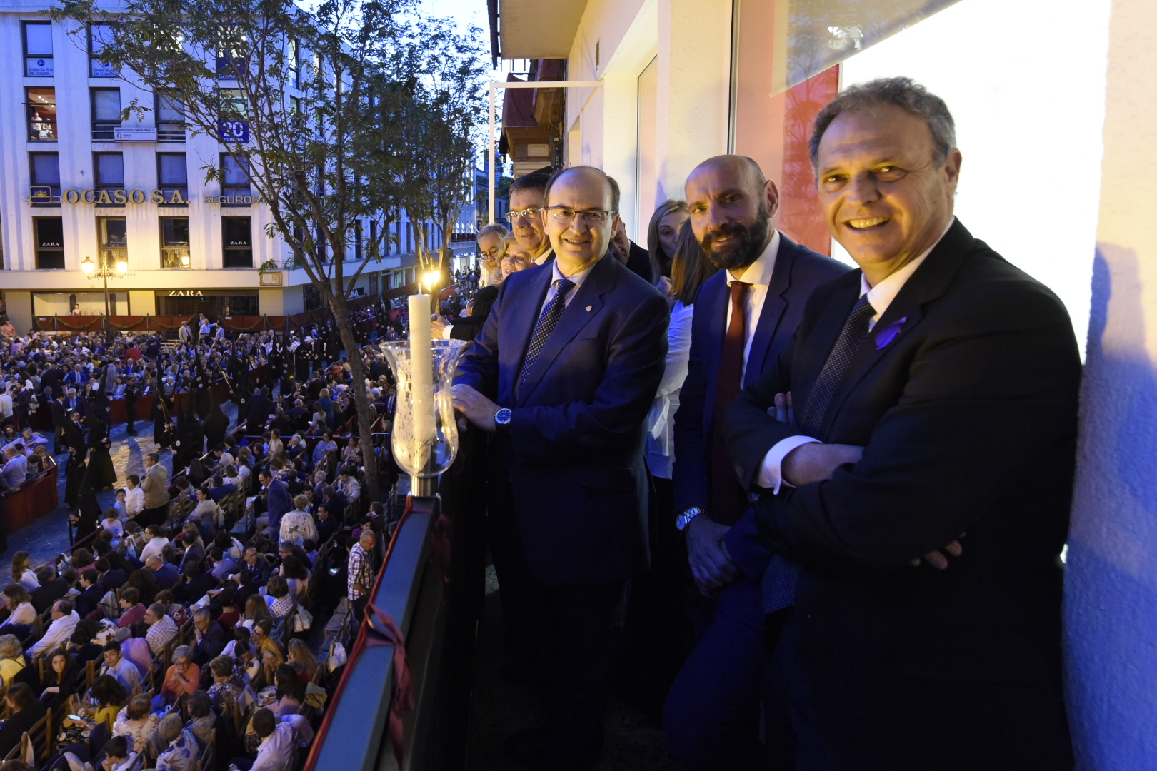 Caparrós, Monchi y José Castro en el balcón del Banco Santander