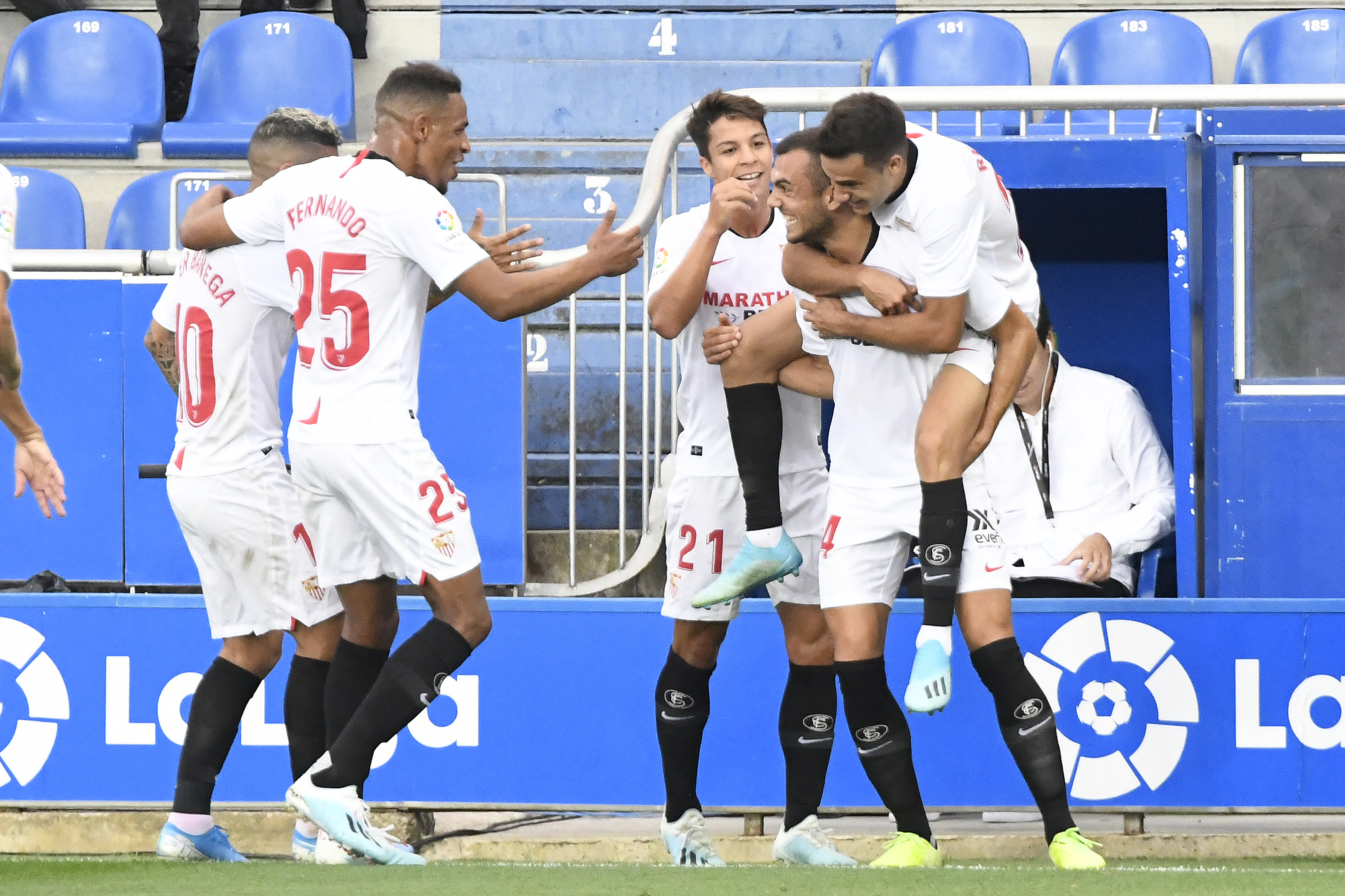 Sevilla FC celebrate a goal against Alavés in Mendizorroza