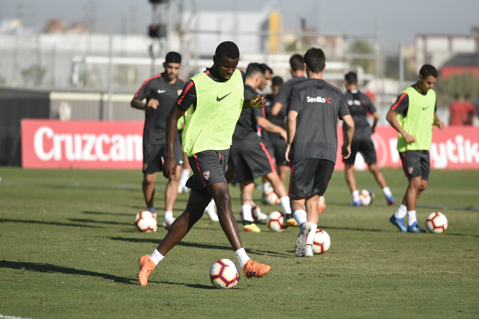 Amadou conduce el balón en un entrenamiento
