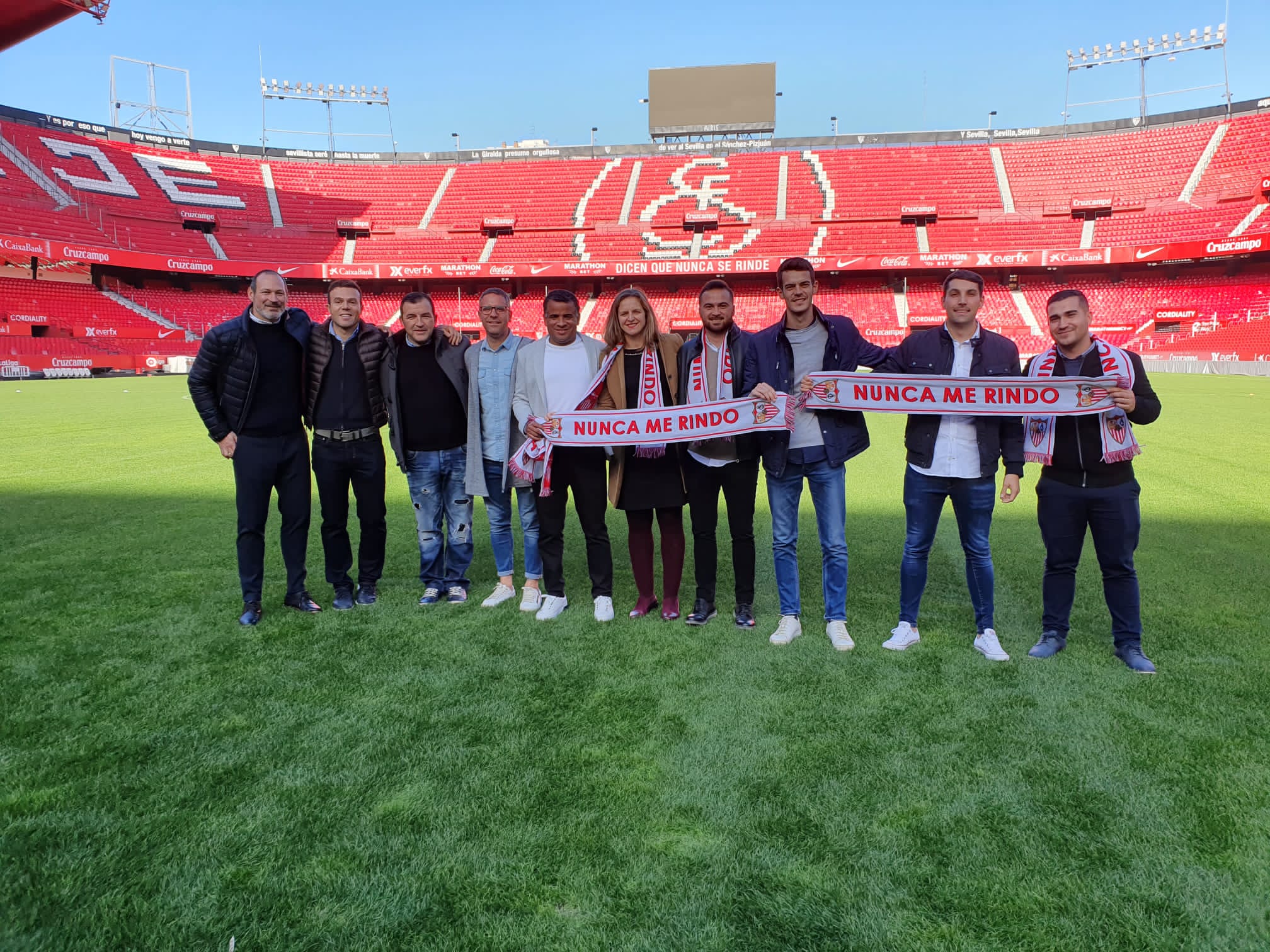 Amparo posa con los técnicos de fútbol femenino del Sevilla FC