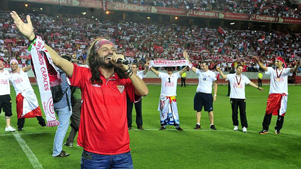 エル・アレバトがサンチェス・ピスフアン・スタジアムで応援歌を熱唱する一幕